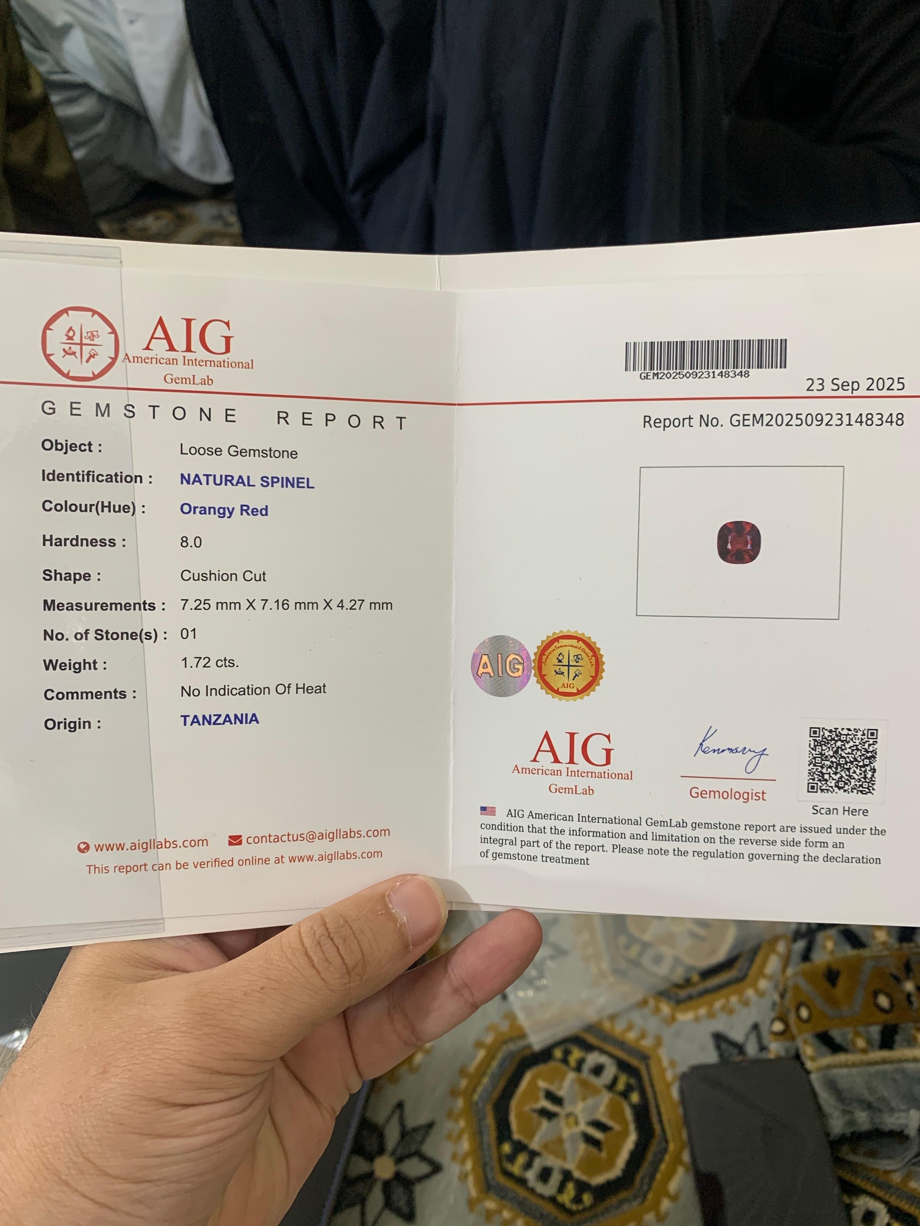 AIG Certified 1.72 Carat Natural Loose Spinel Cushion Cut Gemstone From Tanzania en vente 9