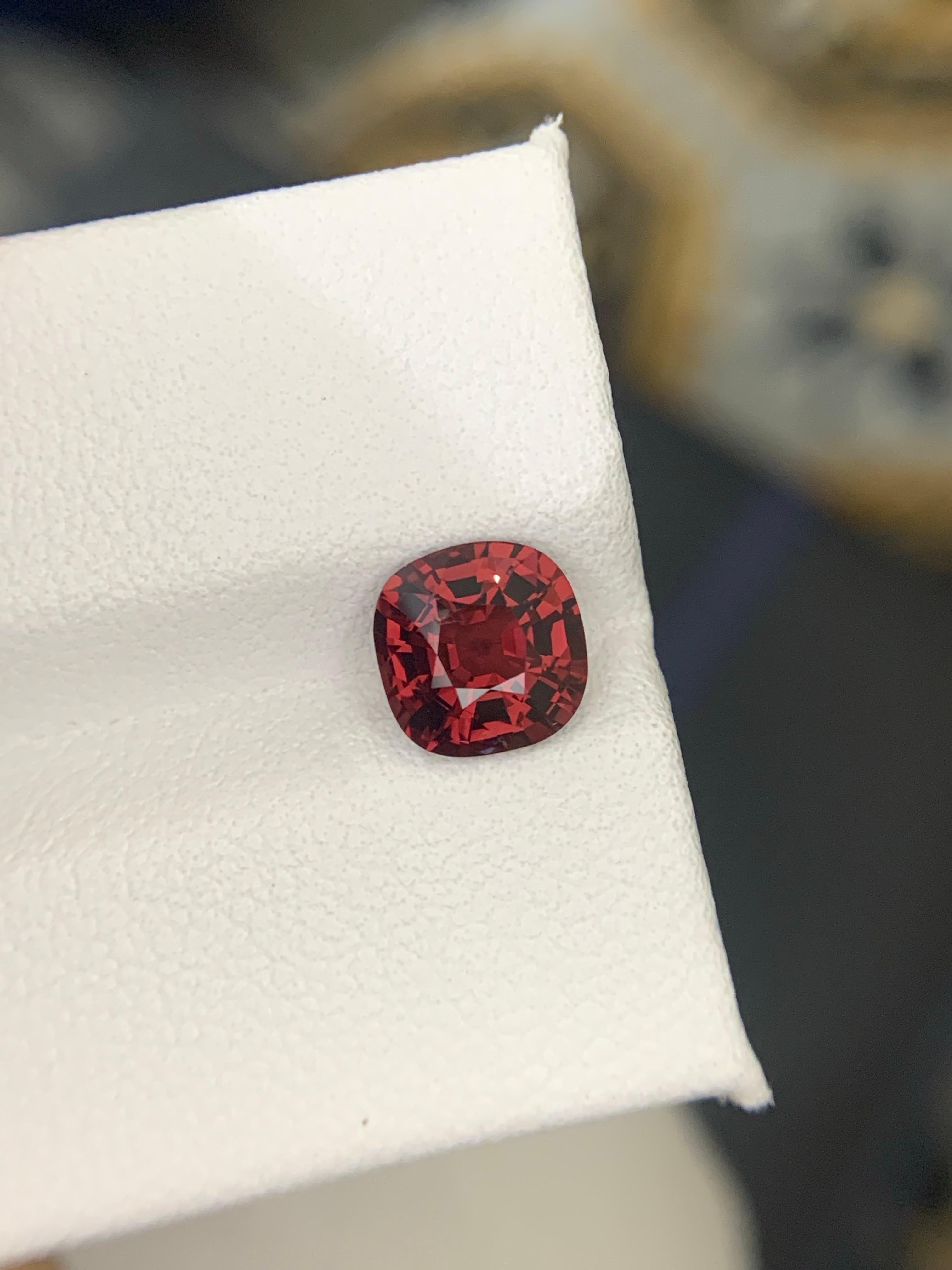 Arts and Crafts AIG Certified 1.72 Carat Natural Loose Spinel Cushion Cut Gemstone From Tanzania en vente