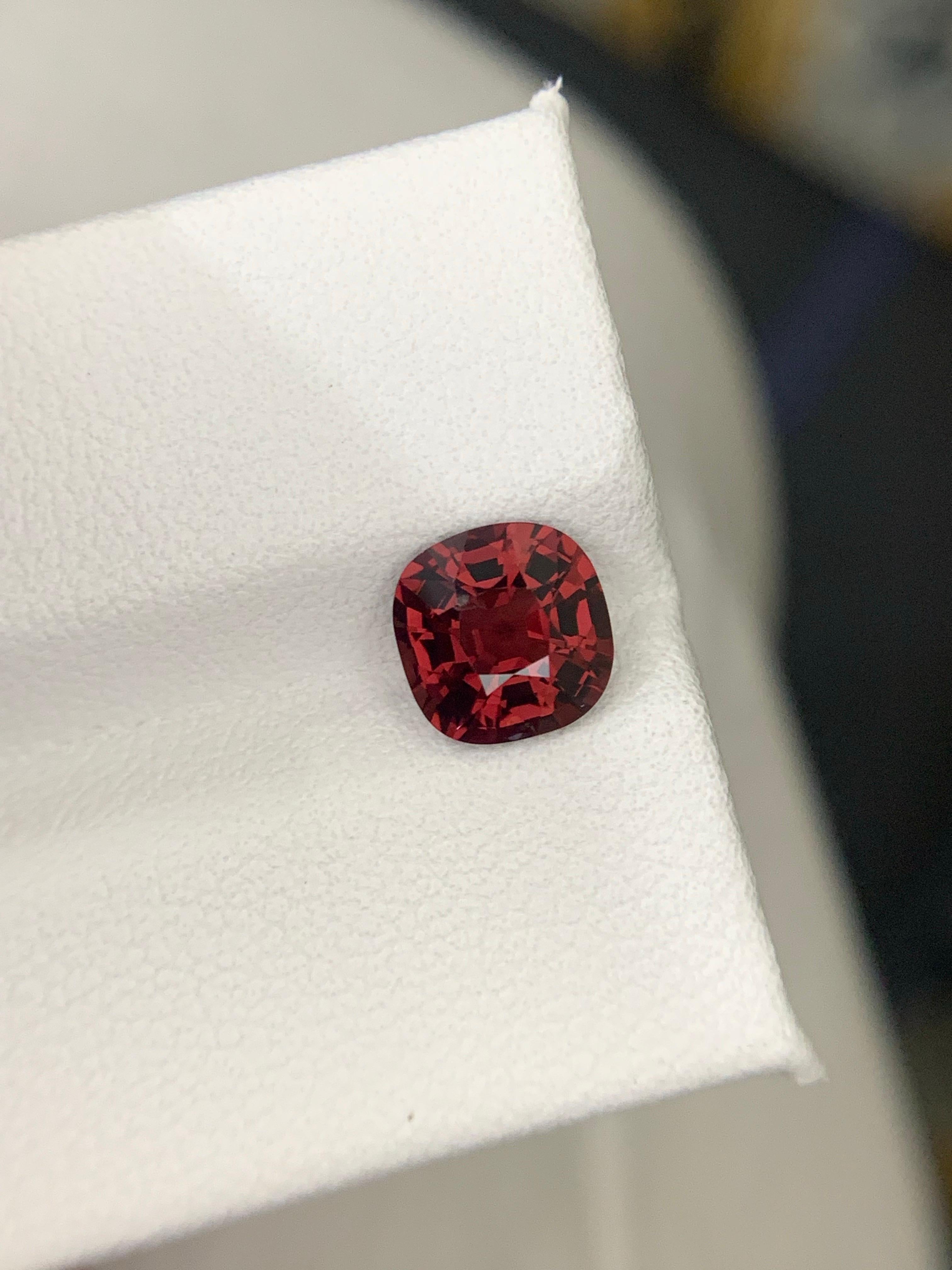 Taille coussin AIG Certified 1.72 Carat Natural Loose Spinel Cushion Cut Gemstone From Tanzania en vente