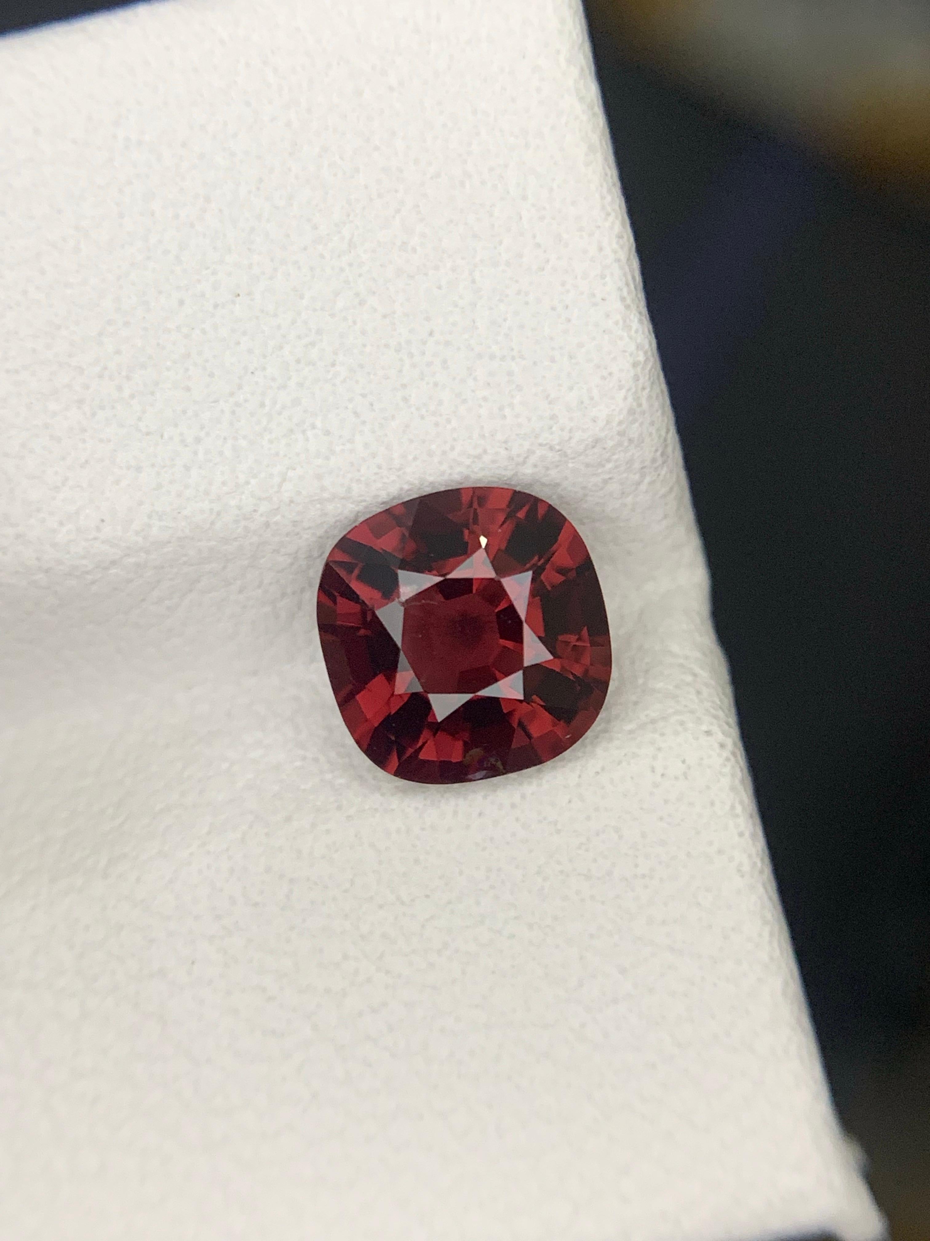 AIG Certified 1.72 Carat Natural Loose Spinel Cushion Cut Gemstone From Tanzania Neuf - En vente à Peshawar, PK