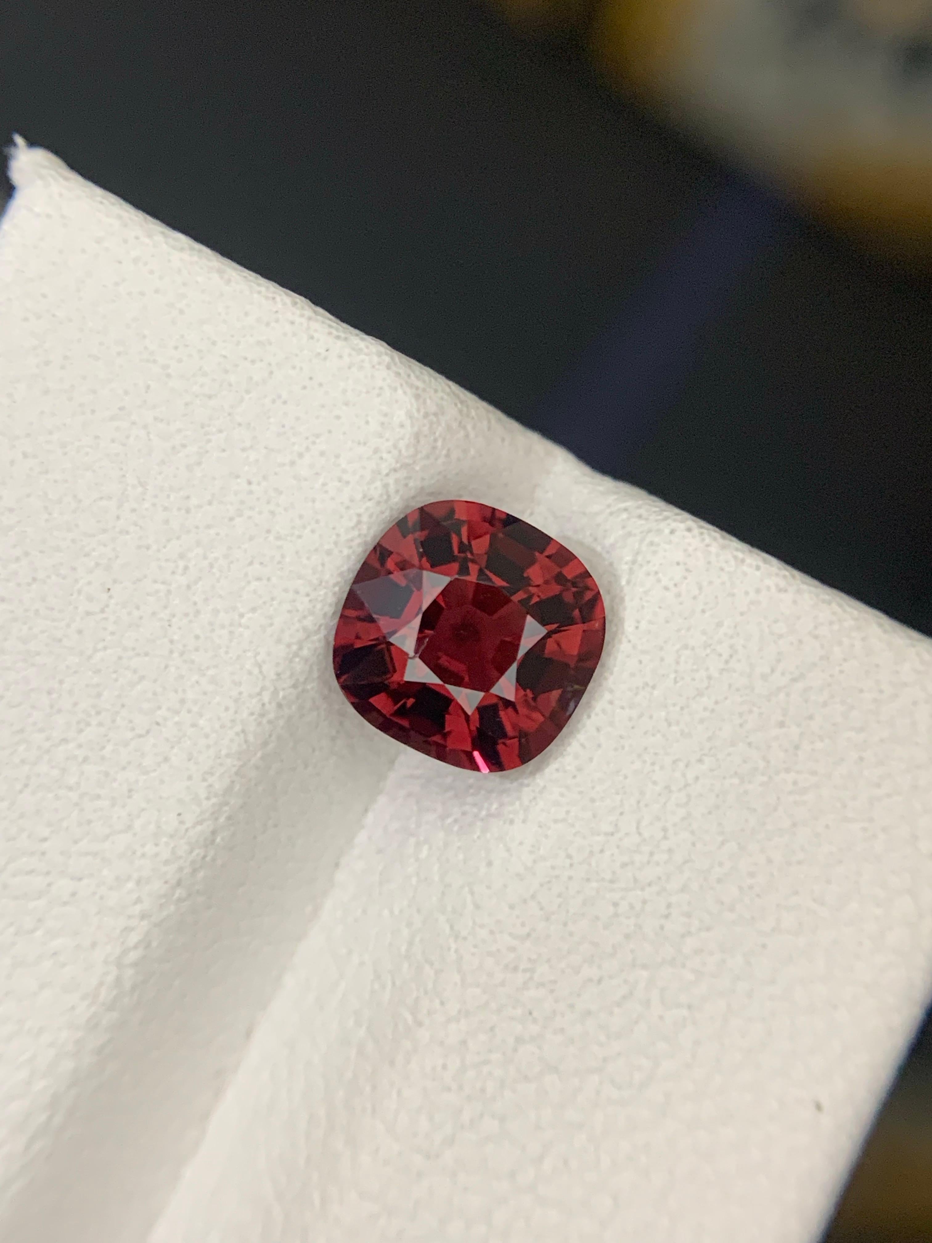 AIG Certified 1.72 Carat Natural Loose Spinel Cushion Cut Gemstone From Tanzania Unisexe en vente