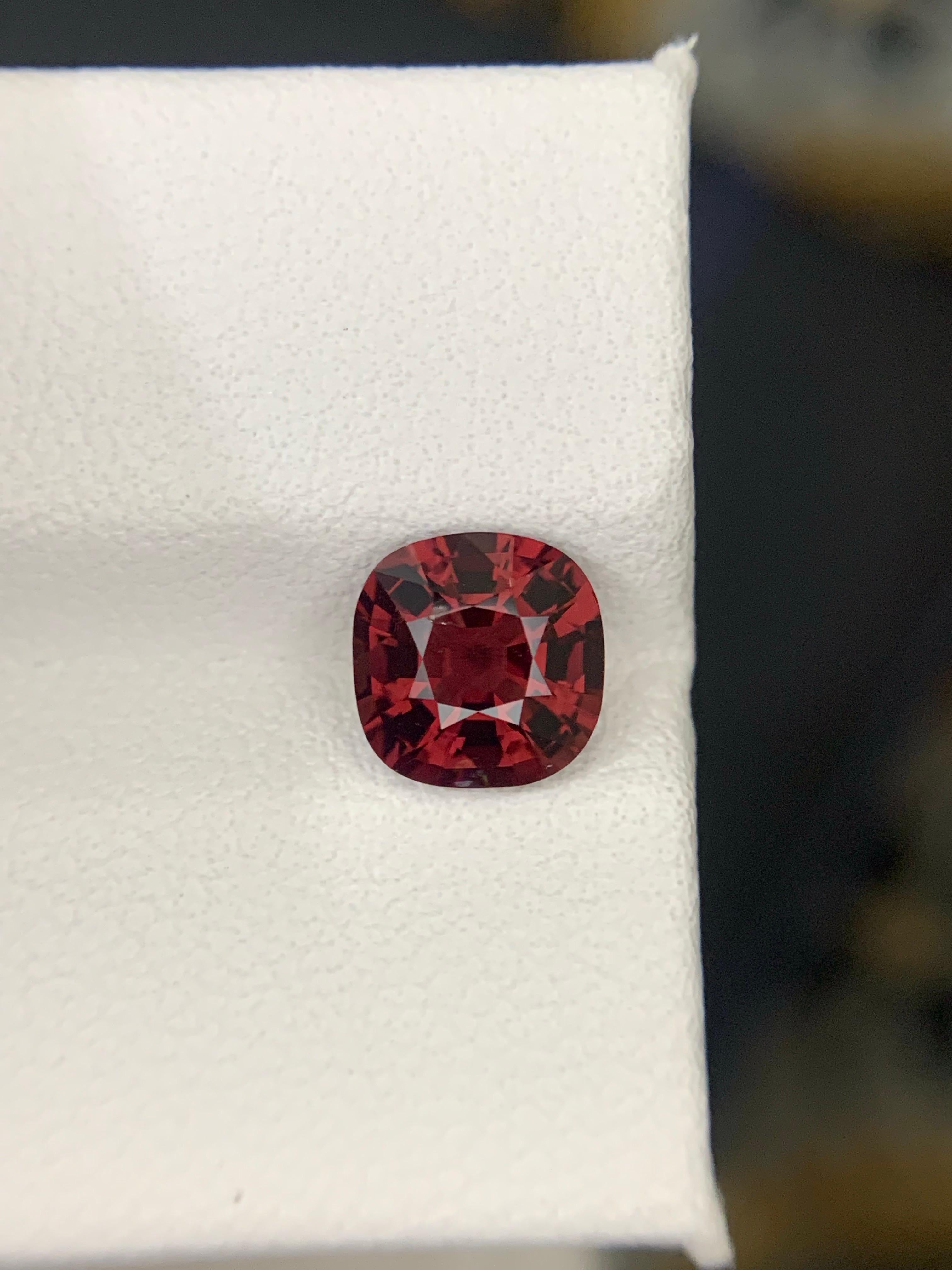 AIG Certified 1.72 Carat Natural Loose Spinel Cushion Cut Gemstone From Tanzania en vente 1