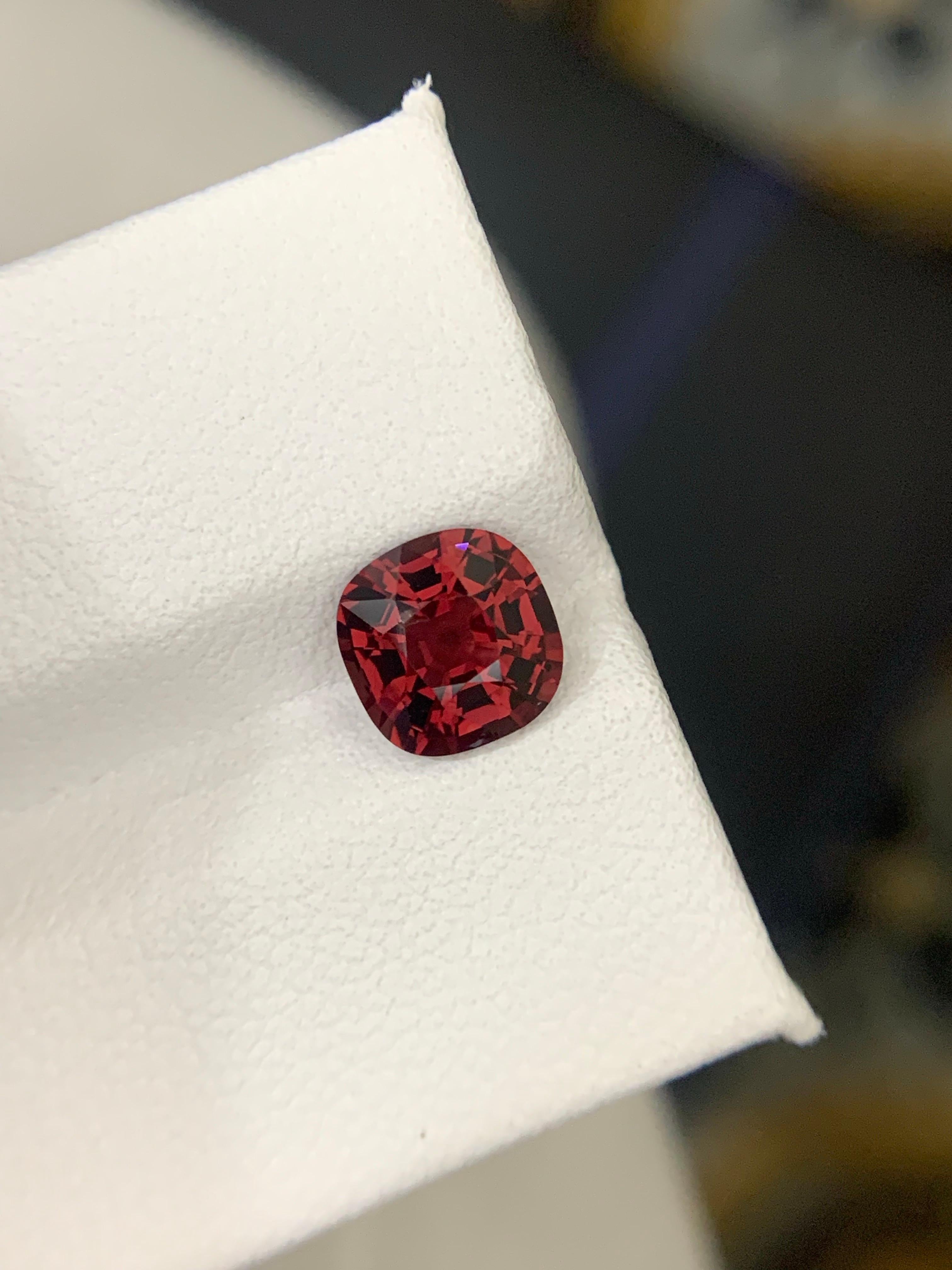 AIG Certified 1.72 Carat Natural Loose Spinel Cushion Cut Gemstone From Tanzania en vente 2