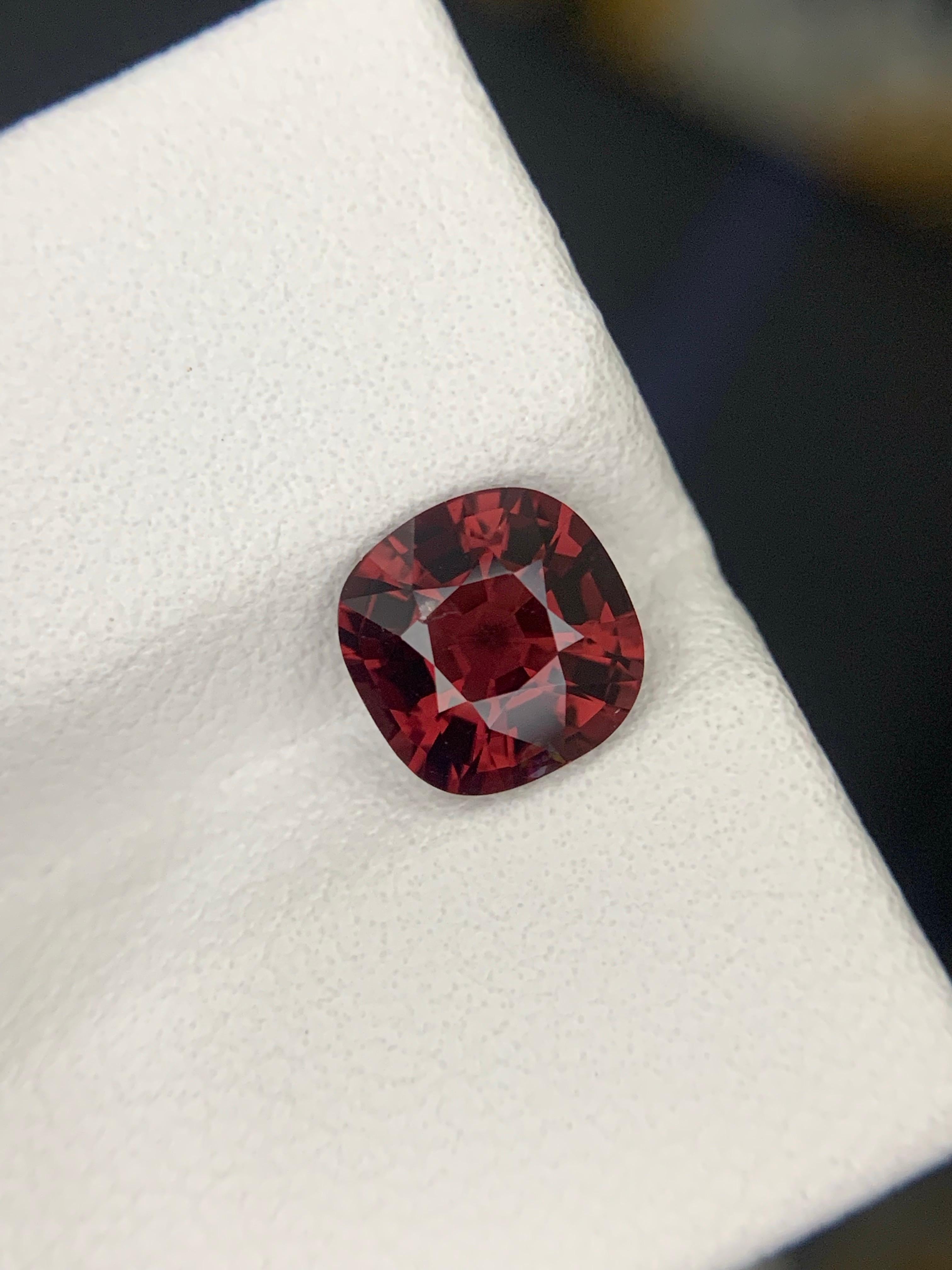 AIG Certified 1.72 Carat Natural Loose Spinel Cushion Cut Gemstone From Tanzania en vente 3