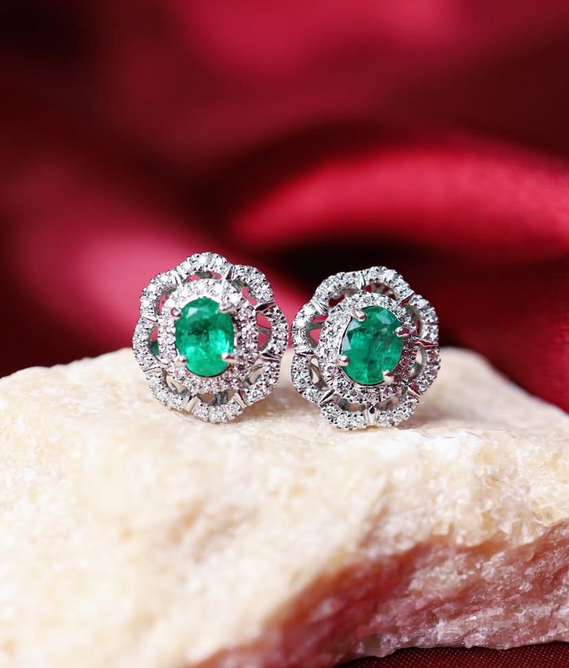 Taglio ovale Orecchini in oro 18K con diamanti smeraldo dello Zambia certificati AIG da 1,75 carati in vendita