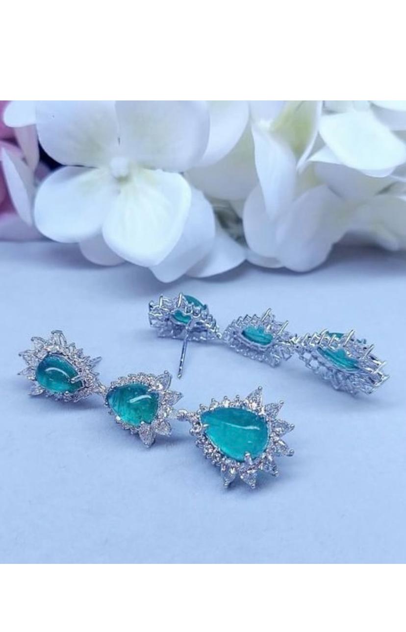 An exquisite contemporary design, so modern and particular , very elegant style, by Italian artist.
Earrings come in 18K gold with 6 pieces of Natural Zambian Emeralds, in perfect pear cabochon cut , of 17,50 carats, extra fine quality, and 96