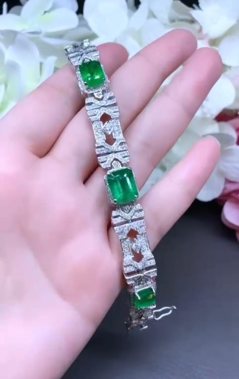 AIG Certified 17.64 Ct Zambian Emeralds  3.57 Ct Diamonds 18K Gold Bracelet  In New Condition For Sale In Massafra, IT