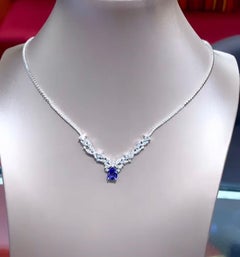 Collier en or 18 carats avec saphir de Ceylan certifié AIG de 1,80 carat et diamants de 1,65 carat