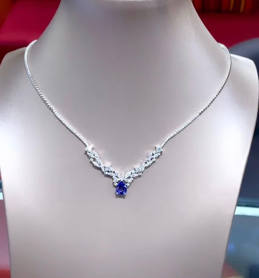 Women's AIG Certified 1.80 Carat Ceylon Sapphire 1.65 Ct Diamonds 18K Gold Necklace For Sale