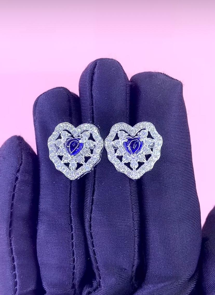 An exquisite pair of earrings in romantic design, so chic and elegant. A very perfect Sant Valentine gift.
Adorn your self and adds a touch of glamour on your look.
Stunning earrings come in 18k gold with a 2 pieces of Natural Ceylon Sapphire of