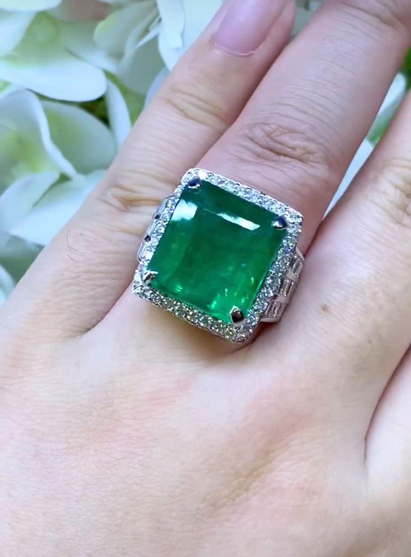 AIG Certified 18.00 Carat Zambian Emerald 3.20 Ct Diamonds 18K Gold Ring For Sale 5