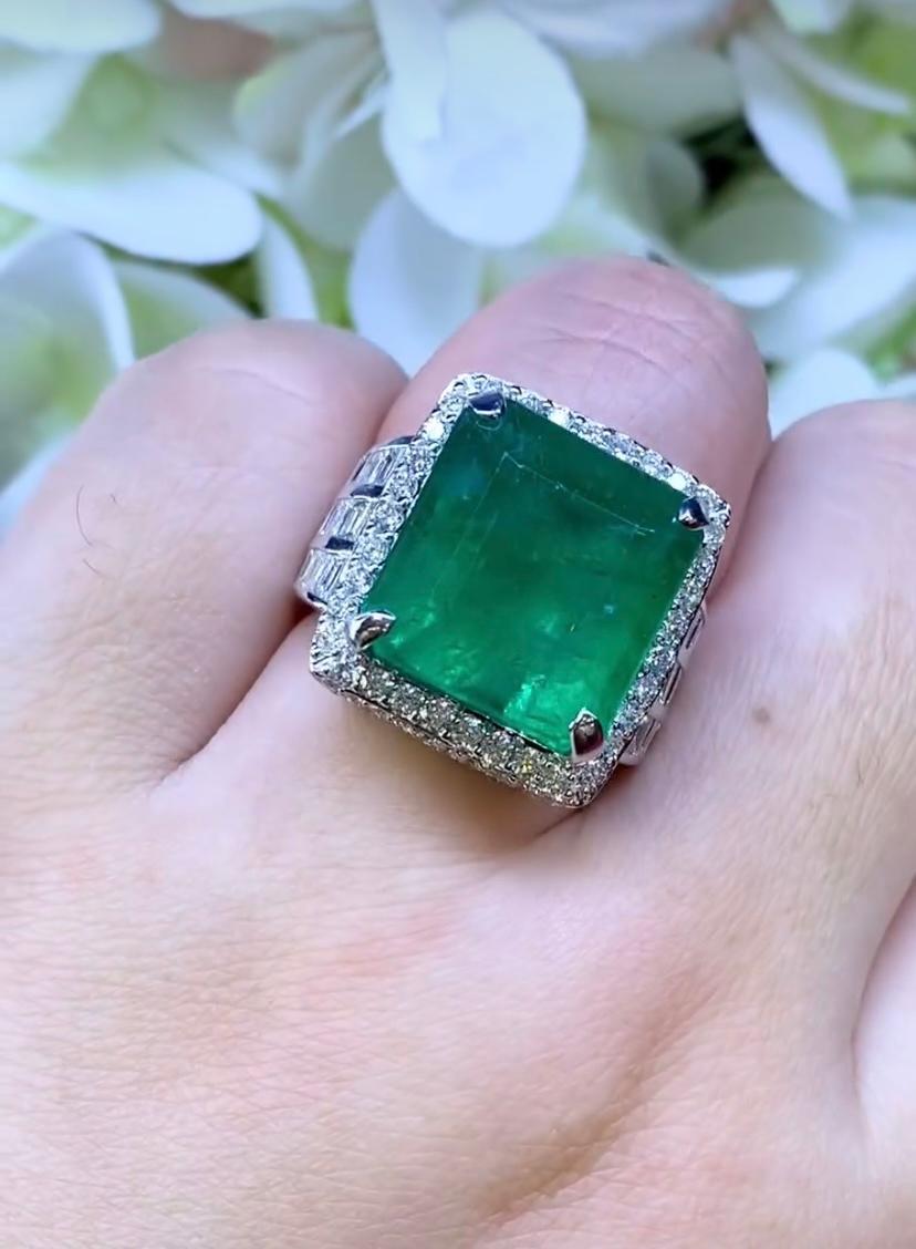 AIG Certified 18.00 Carat Zambian Emerald 3.20 Ct Diamonds 18K Gold Ring For Sale 7