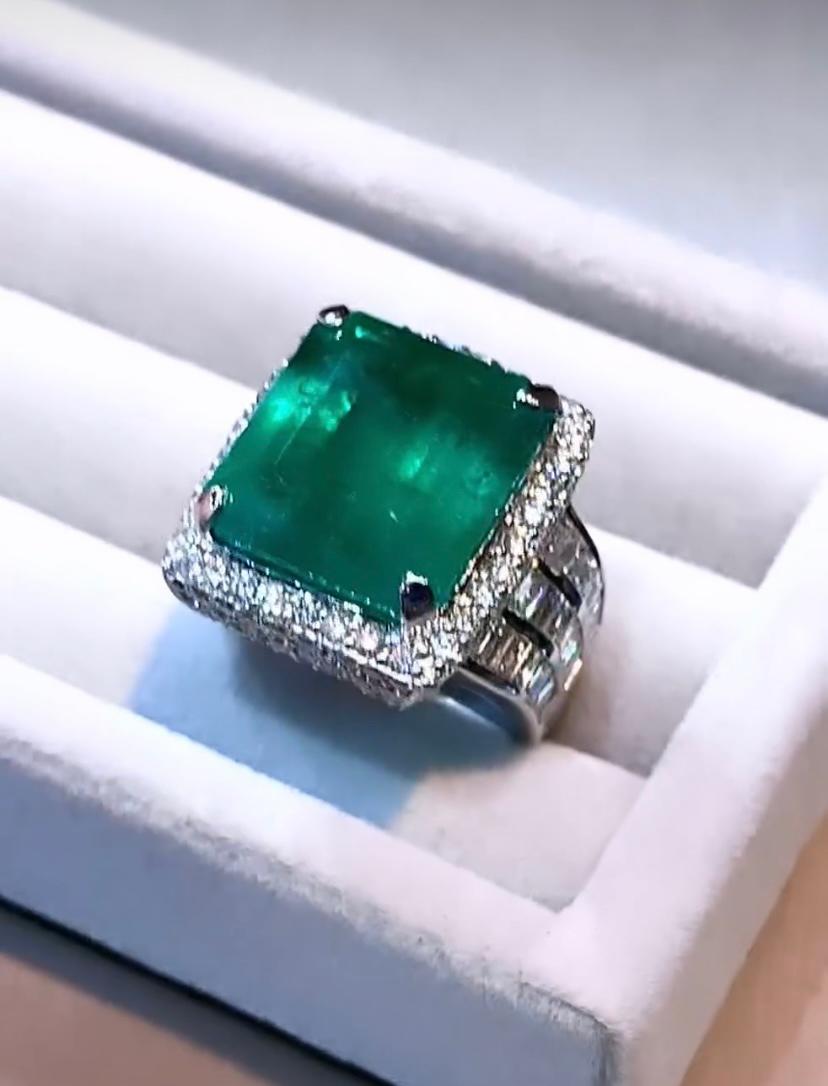 AIG Certified 18.00 Carat Zambian Emerald 3.20 Ct Diamonds 18K Gold Ring In New Condition For Sale In Massafra, IT