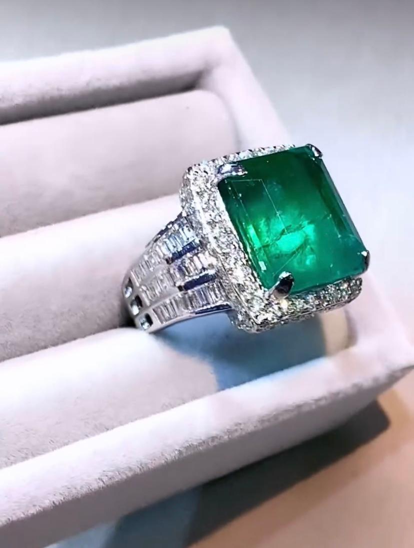 Women's or Men's AIG Certified 18.00 Carat Zambian Emerald 3.20 Ct Diamonds 18K Gold Ring For Sale
