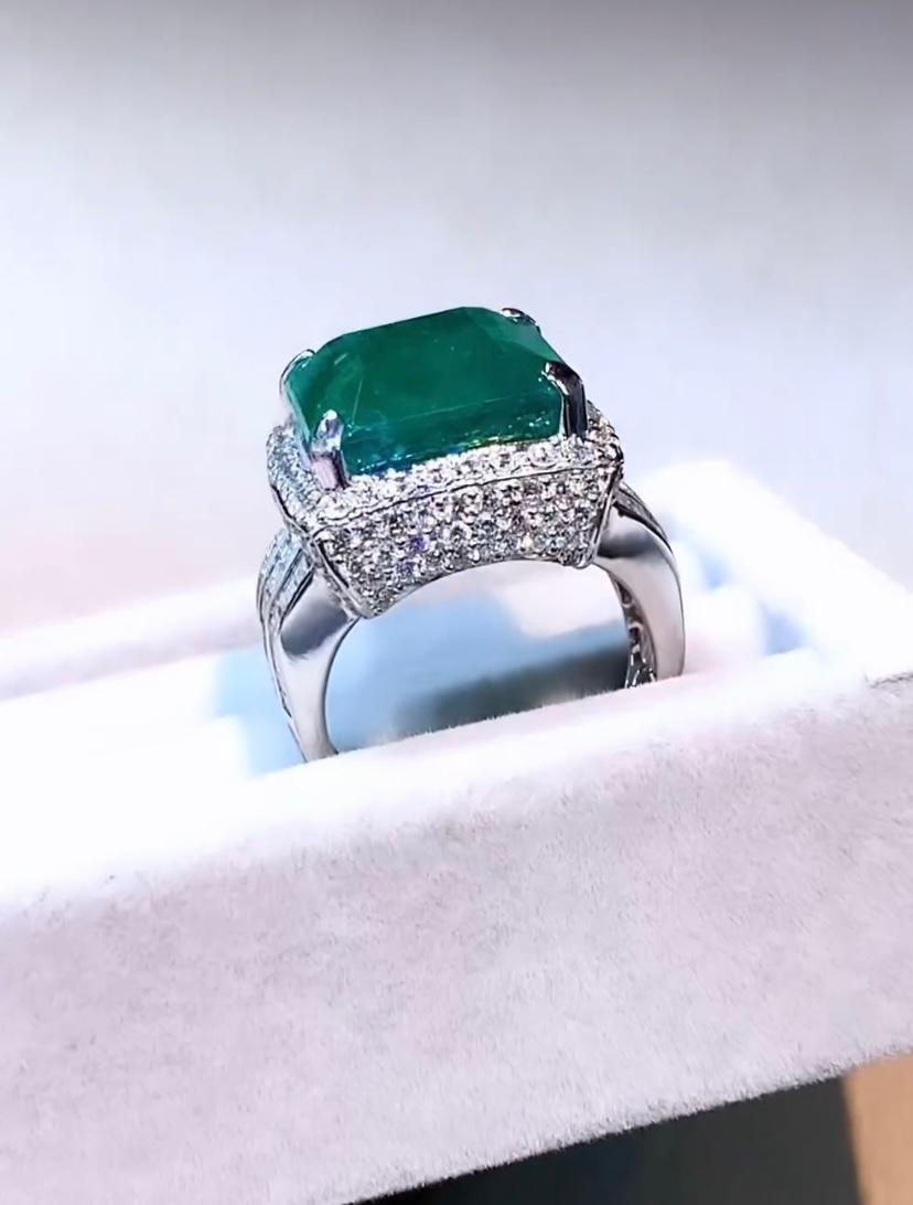 AIG Certified 18.00 Carat Zambian Emerald 3.20 Ct Diamonds 18K Gold Ring For Sale 1