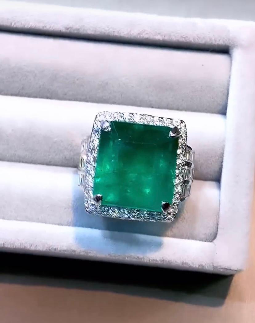 AIG Certified 18.00 Carat Zambian Emerald 3.20 Ct Diamonds 18K Gold Ring For Sale 2