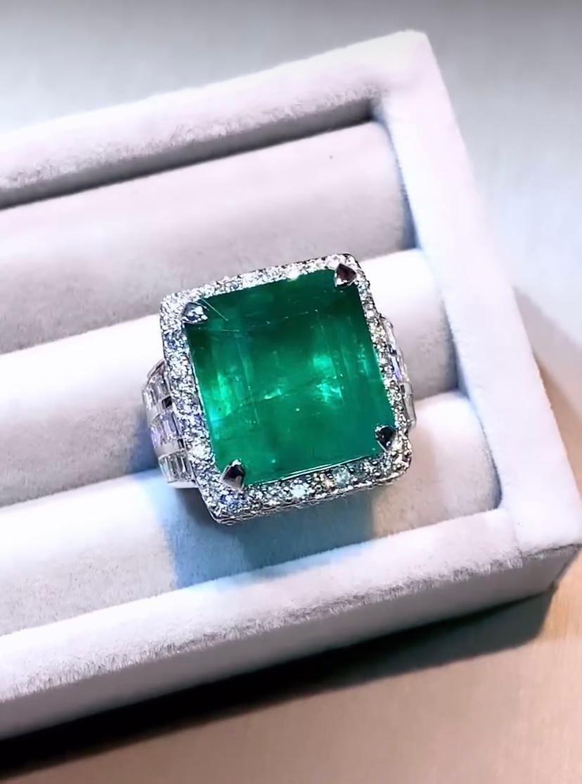 AIG Certified 18.00 Carat Zambian Emerald 3.20 Ct Diamonds 18K Gold Ring For Sale 3