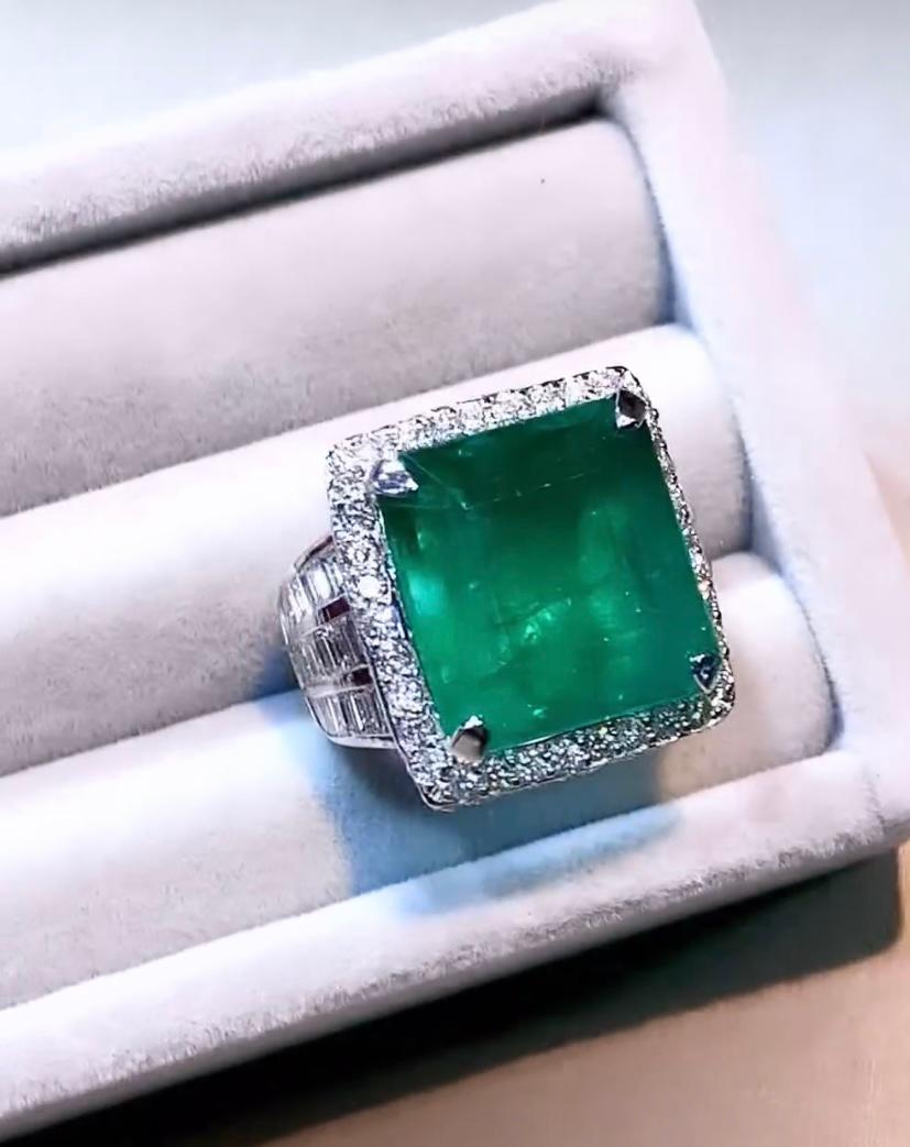 AIG Certified 18.00 Carat Zambian Emerald 3.20 Ct Diamonds 18K Gold Ring For Sale 4