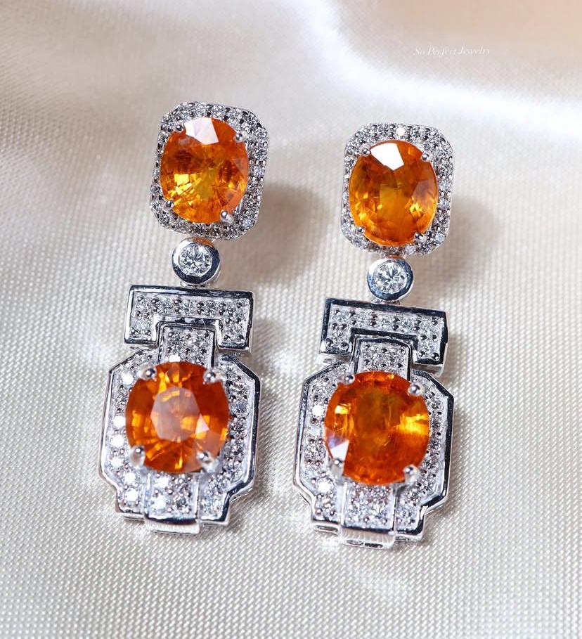 Una exquisita  Zafiros y diamantes  pendientes en particular diseño, tan elegante y refinado diseño.
Eleva tu belleza atemporal y añade un toque de clase y color a tu look.
Los impresionantes pendientes se presentan en oro de 18 quilates con  4