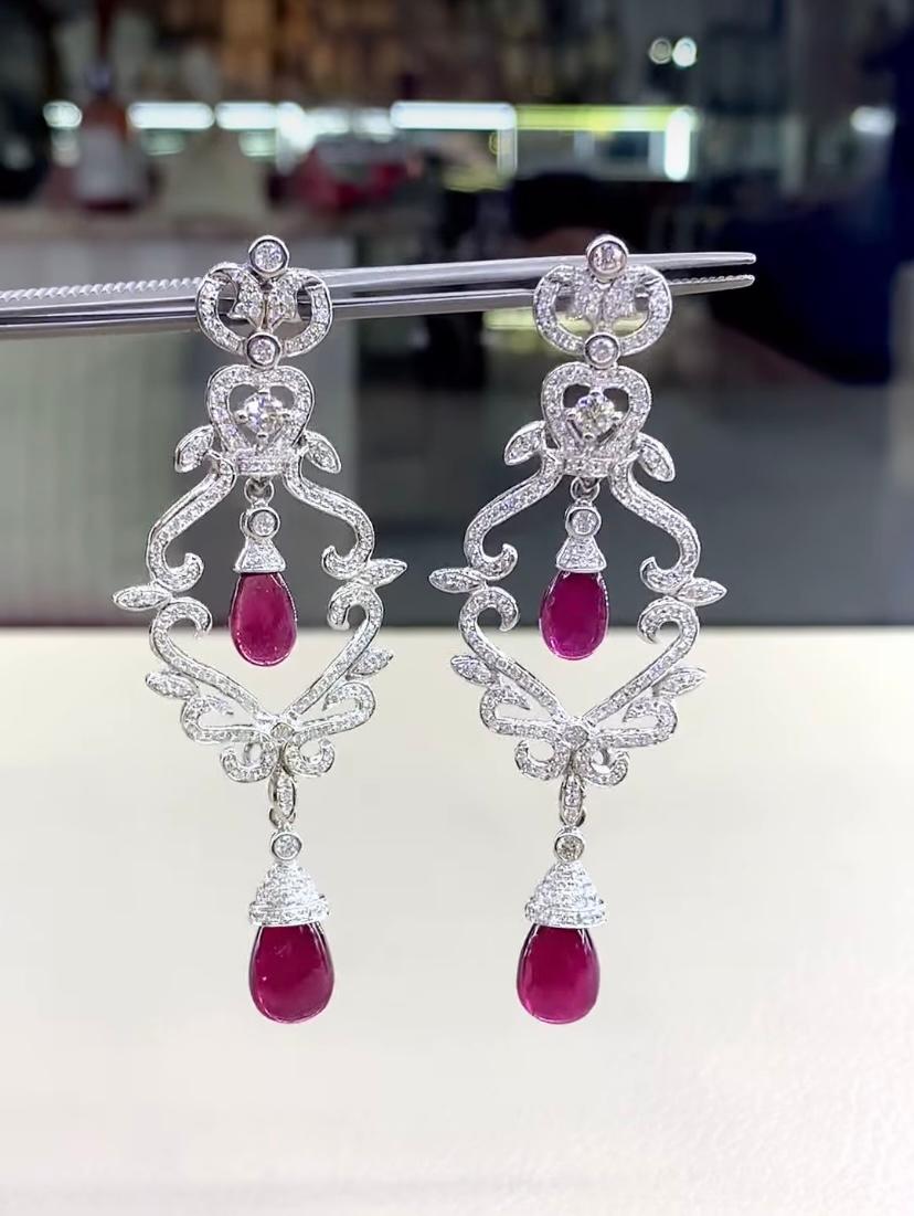Un esclusivo paio di orecchini con tormalina, rubellite e diamanti.
I diamanti scintillanti esaltano la vivacità abbagliante della rubellite, creando una danza ipnotica di luce e colore.
Insieme, questi elementi si armonizzano per creare un paio di