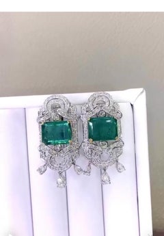 Art Deco Design 18K Gold Emerald & Diamond Dangle Earrings, 18.00 Ct