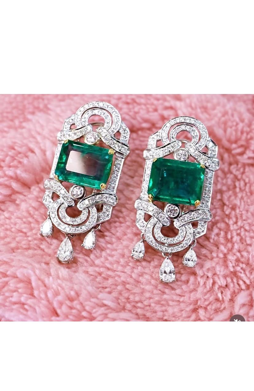 Taglio misto Orecchini in oro 18K con smeraldi dello Zambia certificati AIG da 18,00 carati e diamanti da 3,20 carati in vendita