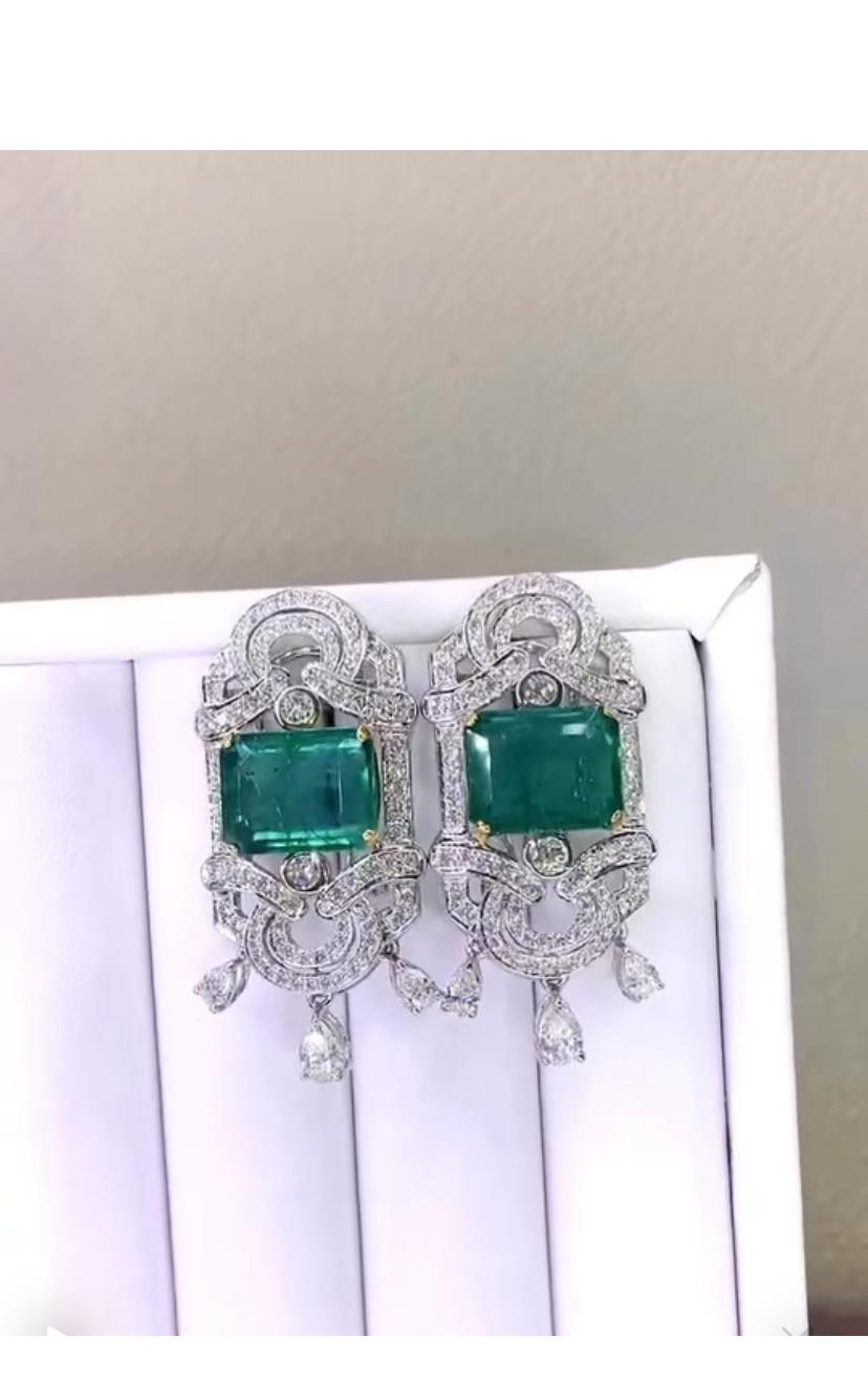 Orecchini in oro 18K con smeraldi dello Zambia certificati AIG da 18,00 carati e diamanti da 3,20 carati In condizioni Nuovo in vendita a Massafra, IT