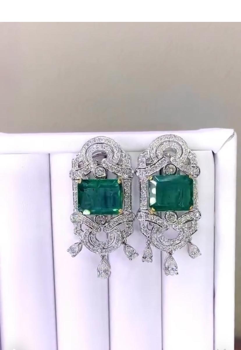 Donna Orecchini in oro 18K con smeraldi dello Zambia certificati AIG da 18,00 carati e diamanti da 3,20 carati in vendita