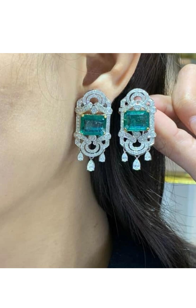 Orecchini in oro 18K con smeraldi dello Zambia certificati AIG da 18,00 carati e diamanti da 3,20 carati in vendita 1