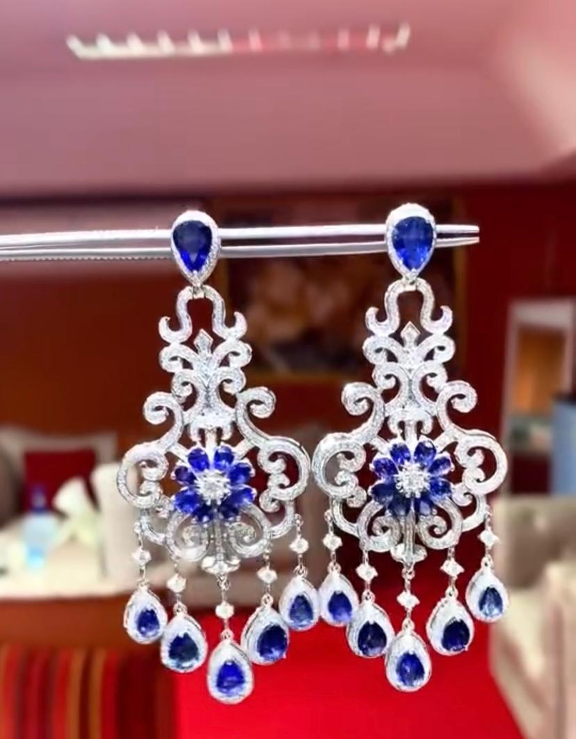 Uno squisito paio di orecchini dal design sorprendente, progettato con attenzione ai dettagli.
Gli zaffiri blu di Ceylon sono gemme affascinanti e vibranti che si ritiene favoriscano l'armonia interiore e la comunicazione. Il suo sorprendente colore