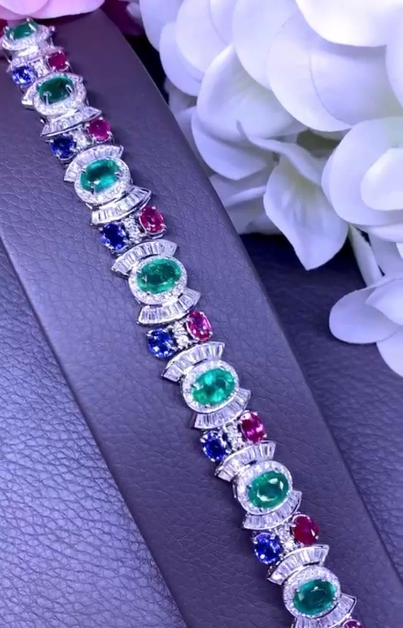 AIG Certified 18.00 Ct  Emeralds Siam Rubies Ceylon Sapphires 18K Gold Bracelet In New Condition For Sale In Massafra, IT