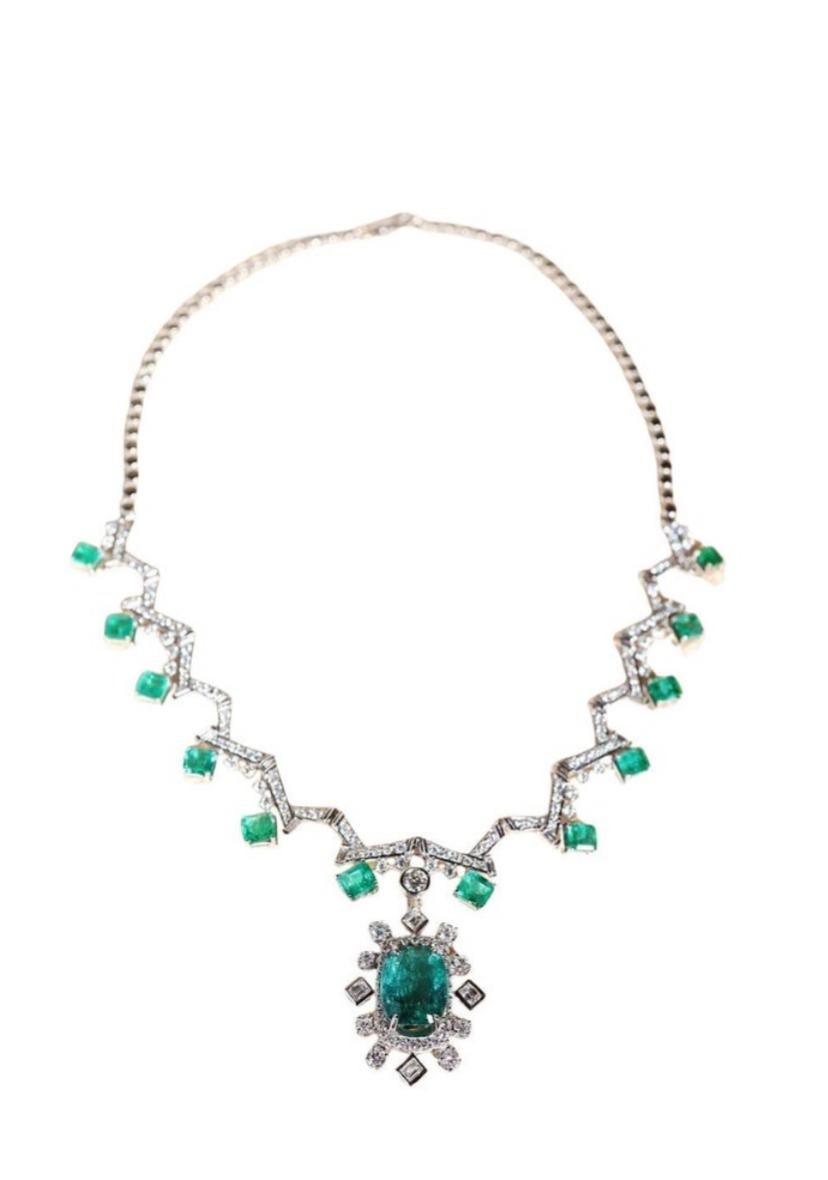 An exquisite Zambian Emeralds and Diamonds necklace in contemporary design, so elegant and refined style.
Elevate your timeless of beauty and add a touch of glamour and charm on yourself.
Magnificent necklace come in 18k gold with 13 pieces of