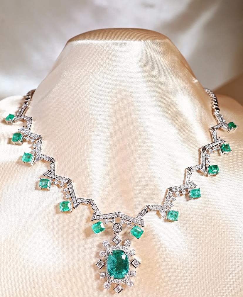Mixed Cut AIG Certified 18.60 Carats Zambian Emeralds 5.00 CT Diamonds 18K Gold Necklace For Sale