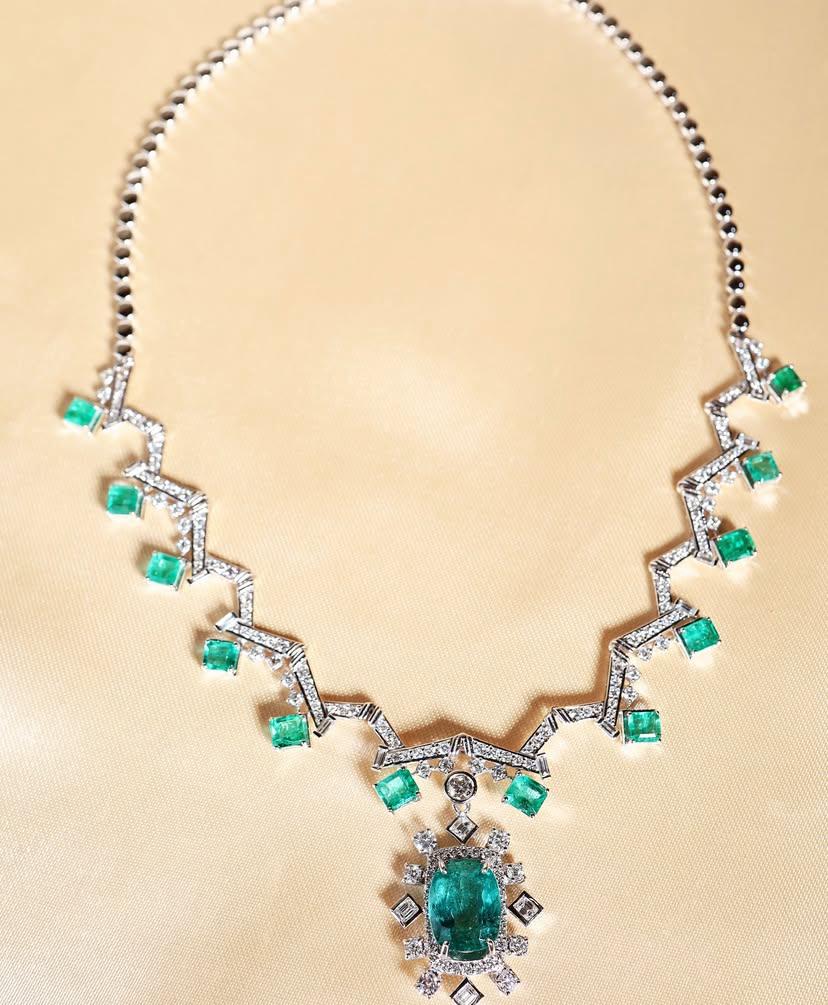 AIG Certified 18.60 Carats Zambian Emeralds 5.00 CT Diamonds 18K Gold Necklace In New Condition For Sale In Massafra, IT