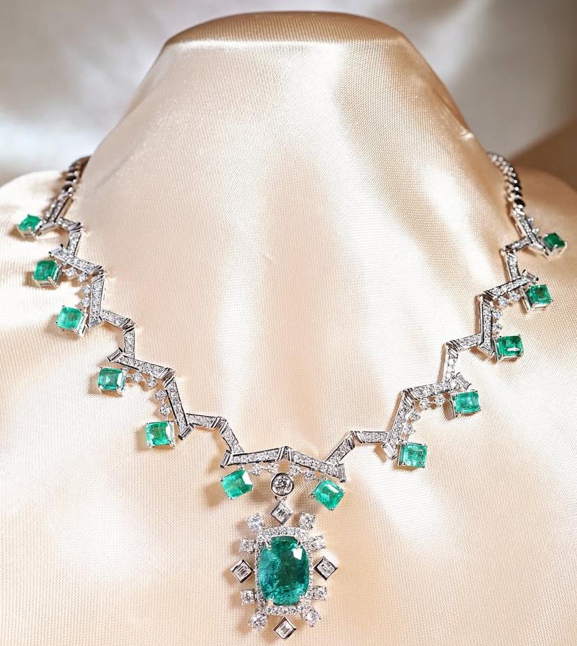 Women's AIG Certified 18.60 Carats Zambian Emeralds 5.00 CT Diamonds 18K Gold Necklace For Sale