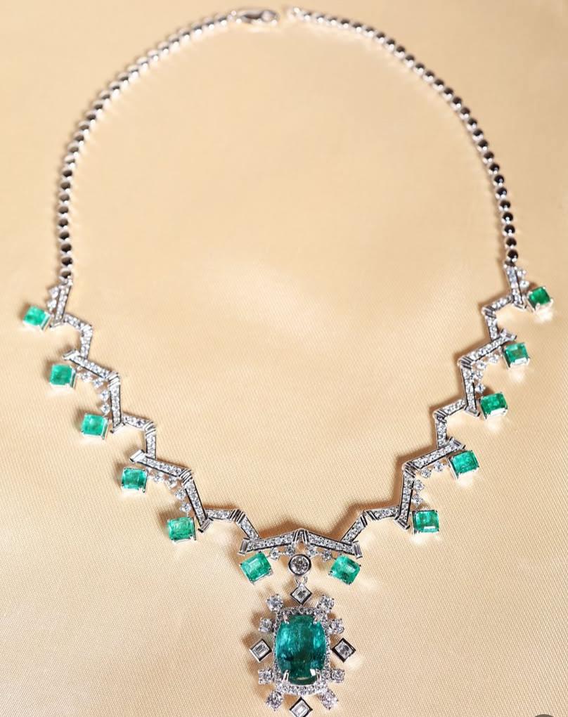 AIG Certified 18.60 Carats Zambian Emeralds 5.00 CT Diamonds 18K Gold Necklace For Sale 1