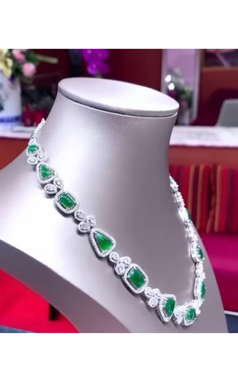 AIG certified 18.68 Carats Untreated Jade  7.66 ct of diamonds on necklace  In New Condition For Sale In Massafra, IT