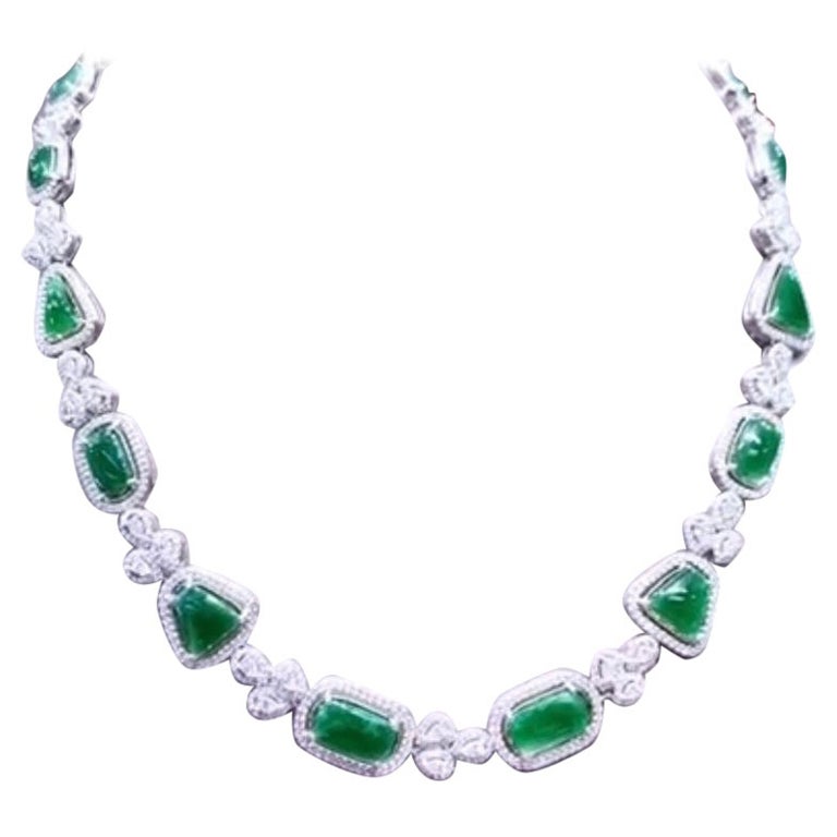 Jade sin tratar certificado AIG de 18,68 quilates  7,66 ct de diamantes en el collar en venta
