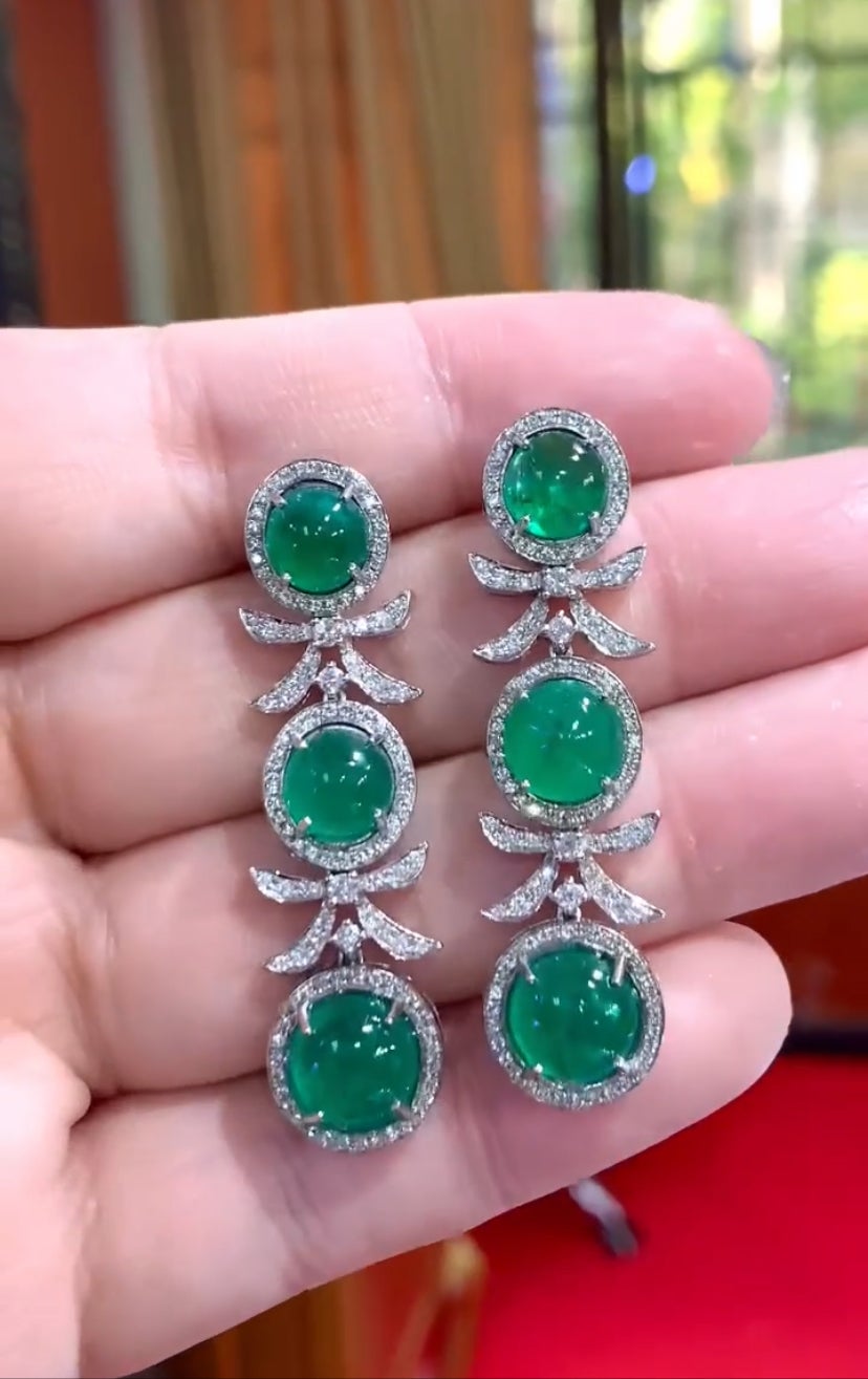 An exclusive pair of earrings in sophisticated design, so fashionable, a very adorable style, by Italian jewelry designer.
Earrings come in 18K gold with 6 pieces of Natural Zambian Emeralds, spectacular color., fine quality, in perfect mixed, oval