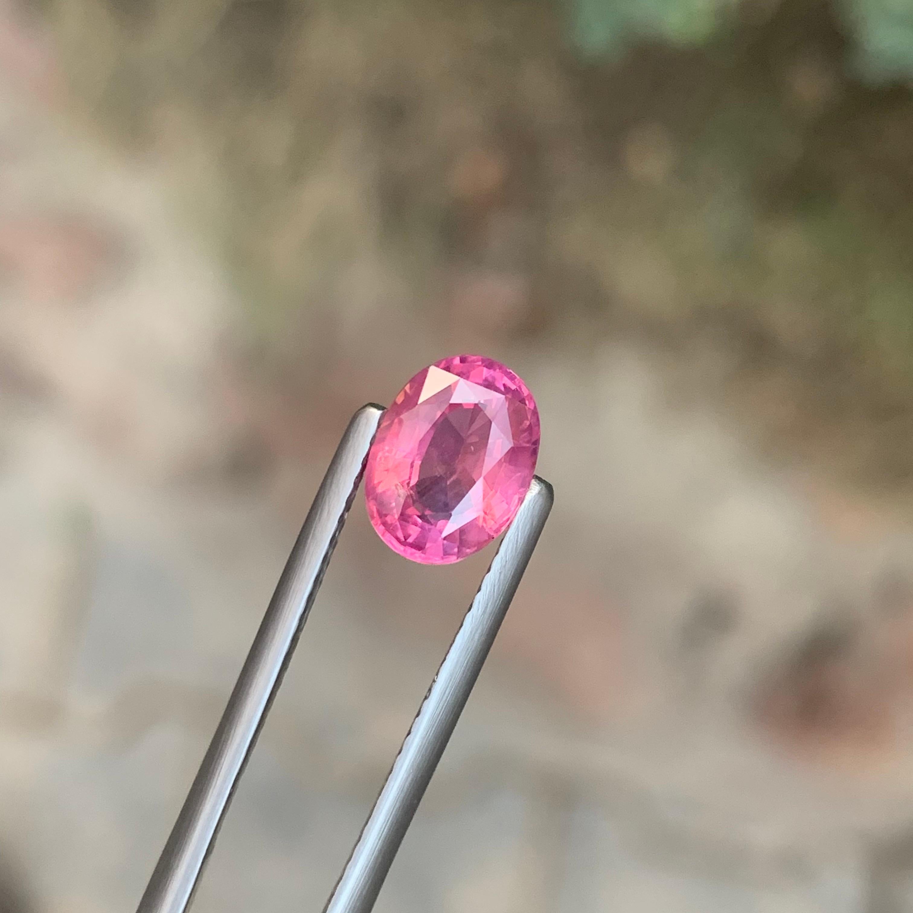 Gema natural suelta de espinela mahenge de forma ovalada certificada por AIG de 1.93 quilates en venta 4