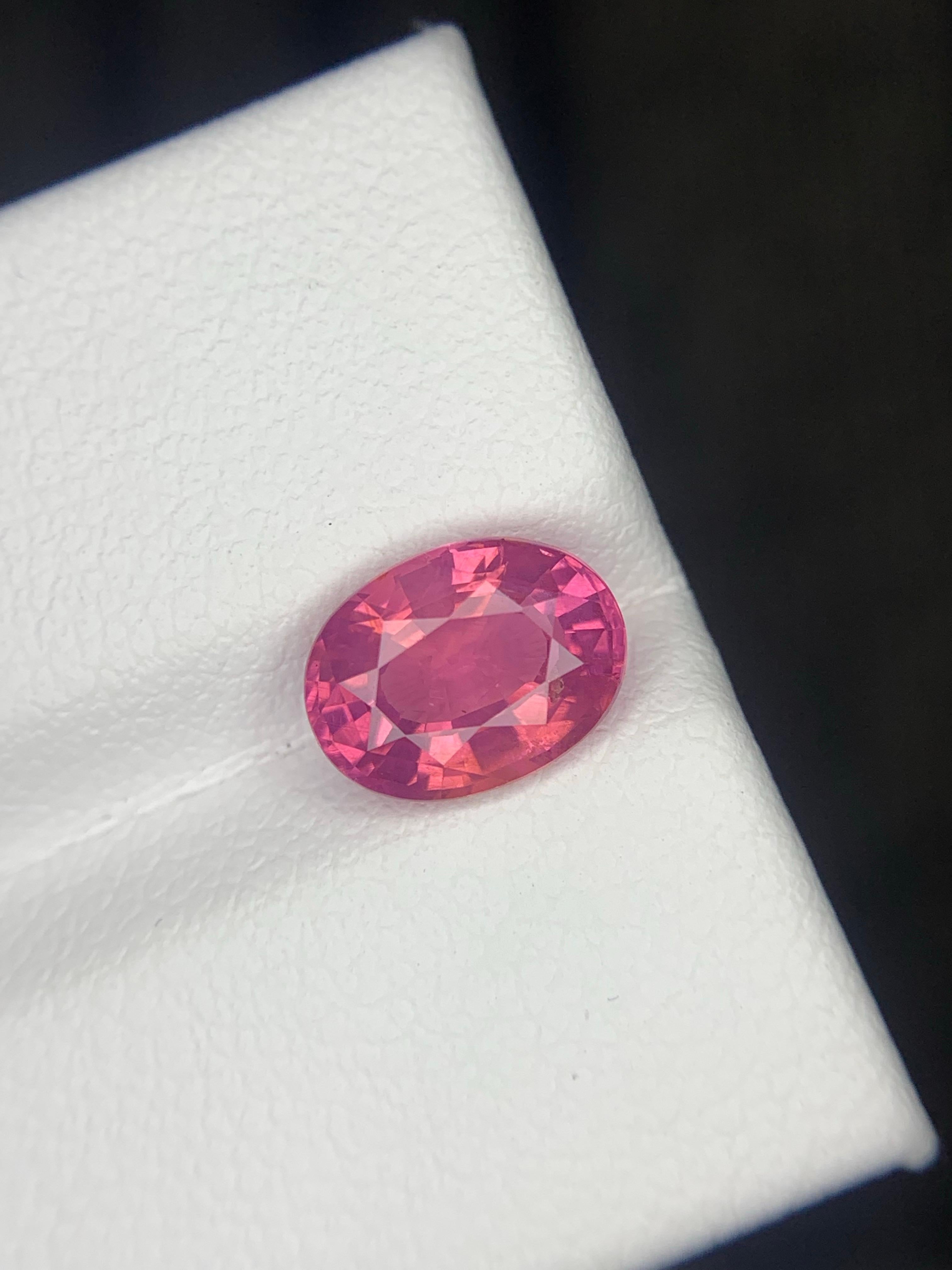 Gema natural suelta de espinela mahenge de forma ovalada certificada por AIG de 1.93 quilates en venta 5