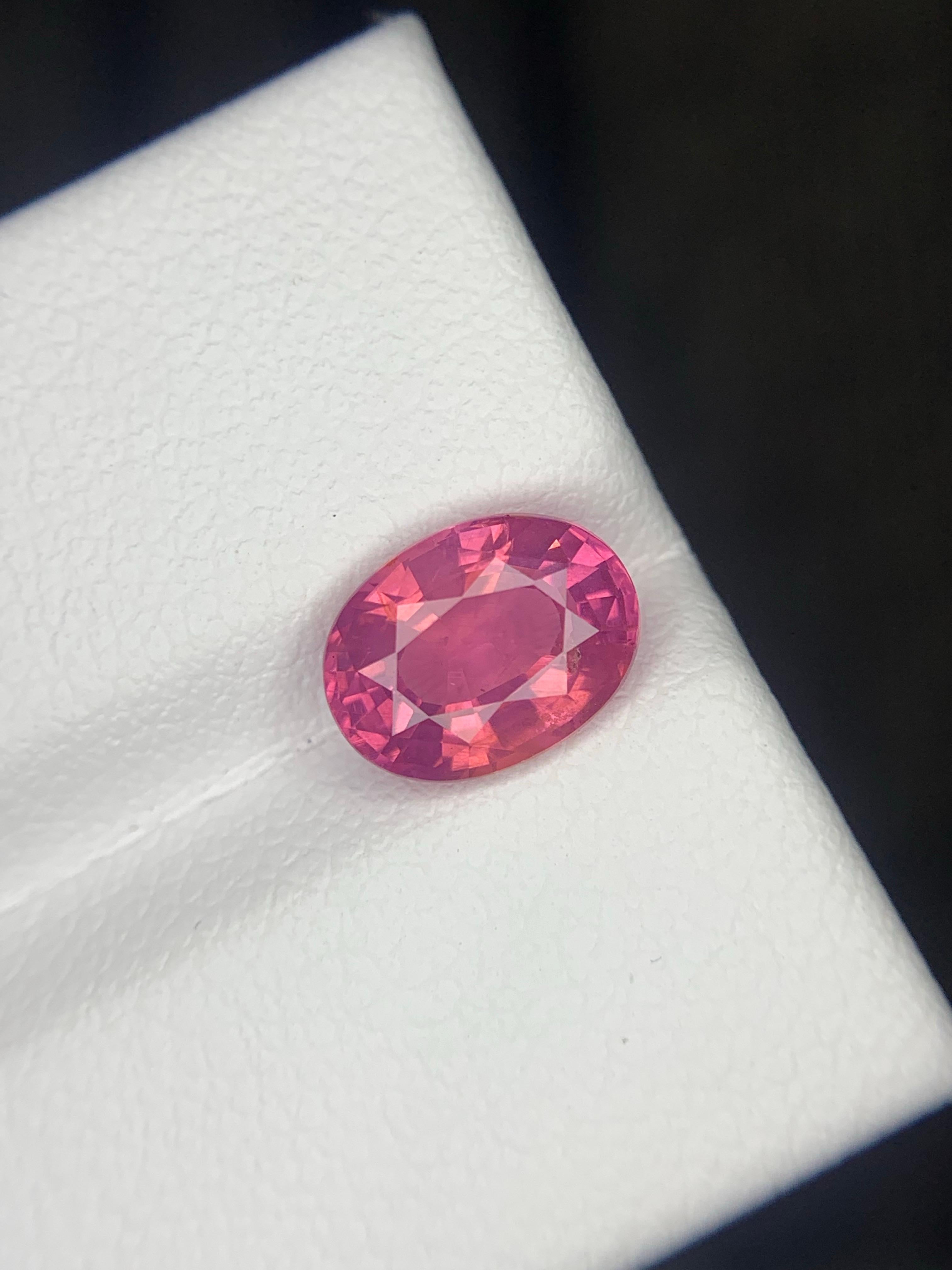 Gema natural suelta de espinela mahenge de forma ovalada certificada por AIG de 1.93 quilates en venta 6