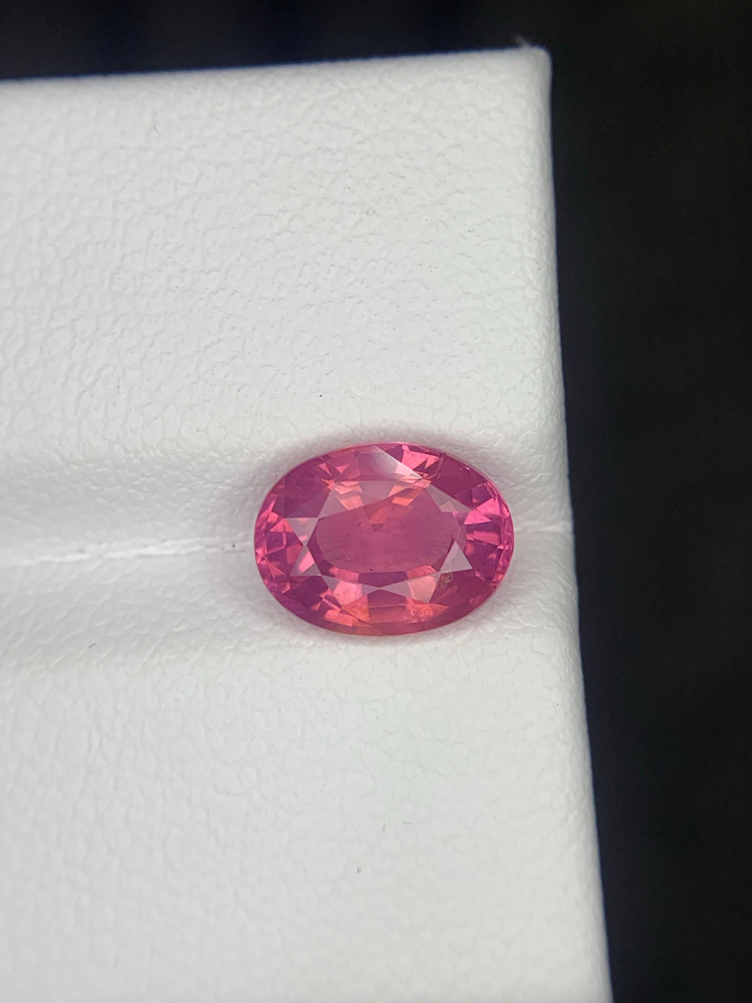 Gema natural suelta de espinela mahenge de forma ovalada certificada por AIG de 1.93 quilates en venta 8