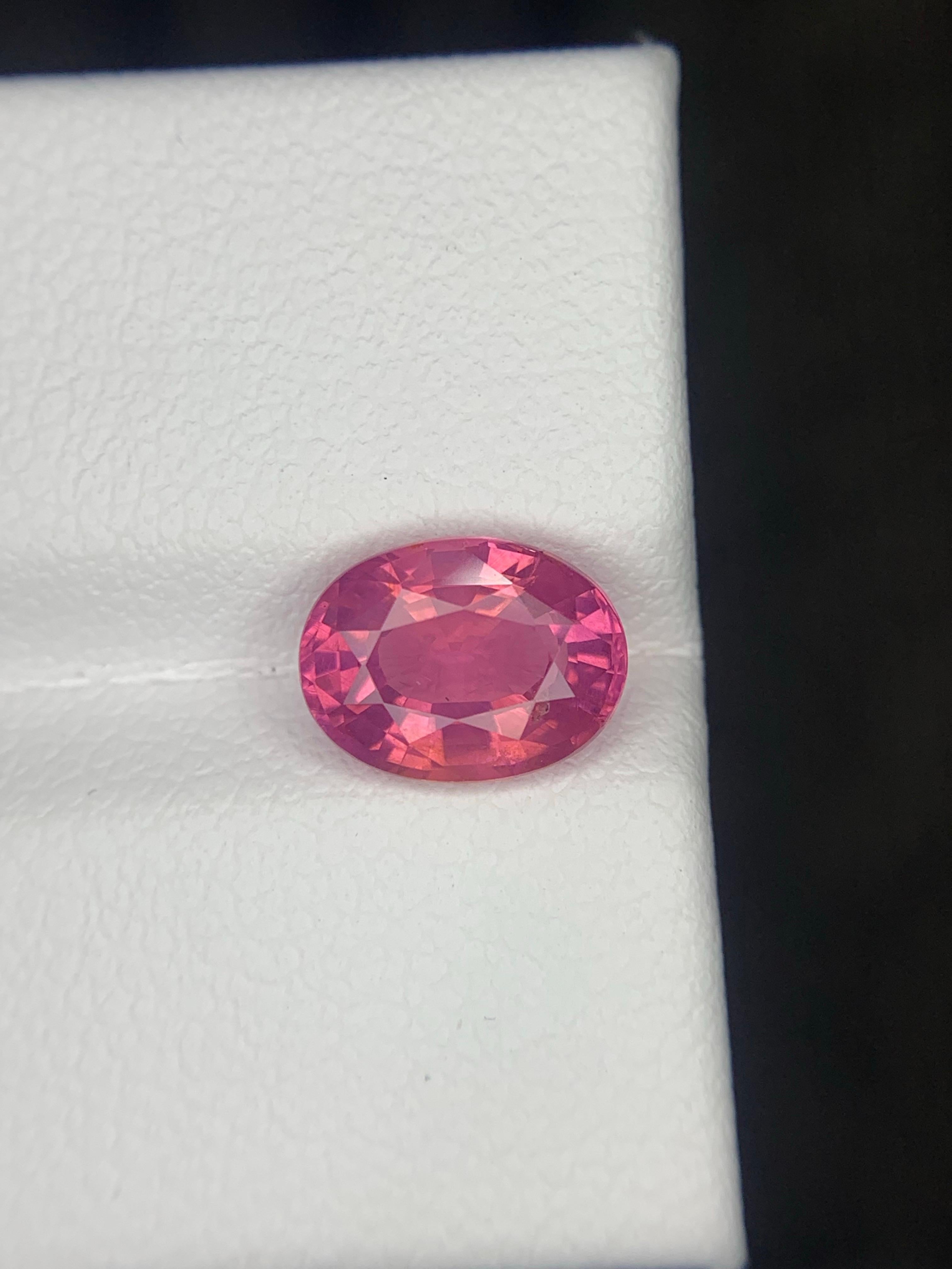 Gema natural suelta de espinela mahenge de forma ovalada certificada por AIG de 1.93 quilates en venta 10