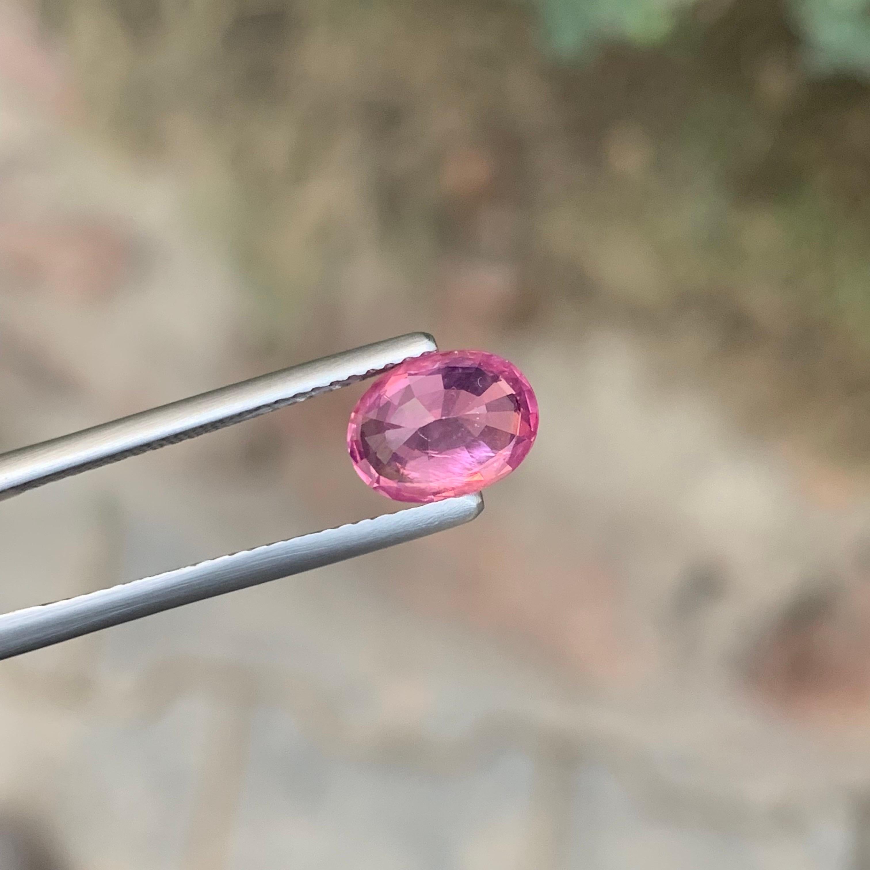 Espinela Mahenge facetada

Peso: 1,93 quilates
Dimensión: 8,70 x 6,50 x 4,31 Mm
Color: Rosa
Origen: Mahenge, Tanzania
Tratamiento: No
Forma: Oval 
Certificado: Certificado AIG disponible

La espinela Mahenge es un tipo único y raro procedente de la