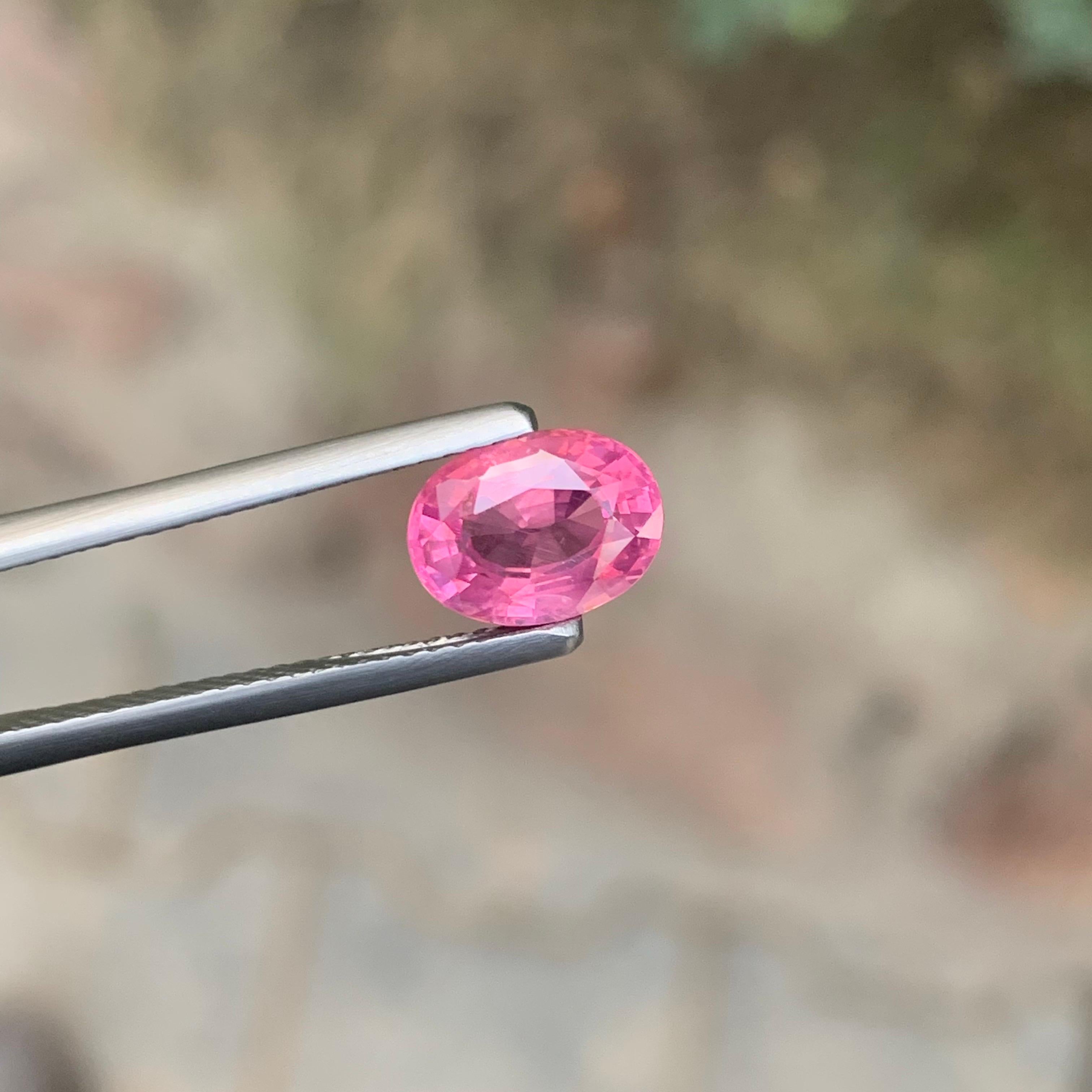 Gema natural suelta de espinela mahenge de forma ovalada certificada por AIG de 1.93 quilates Artes y manualidades en venta