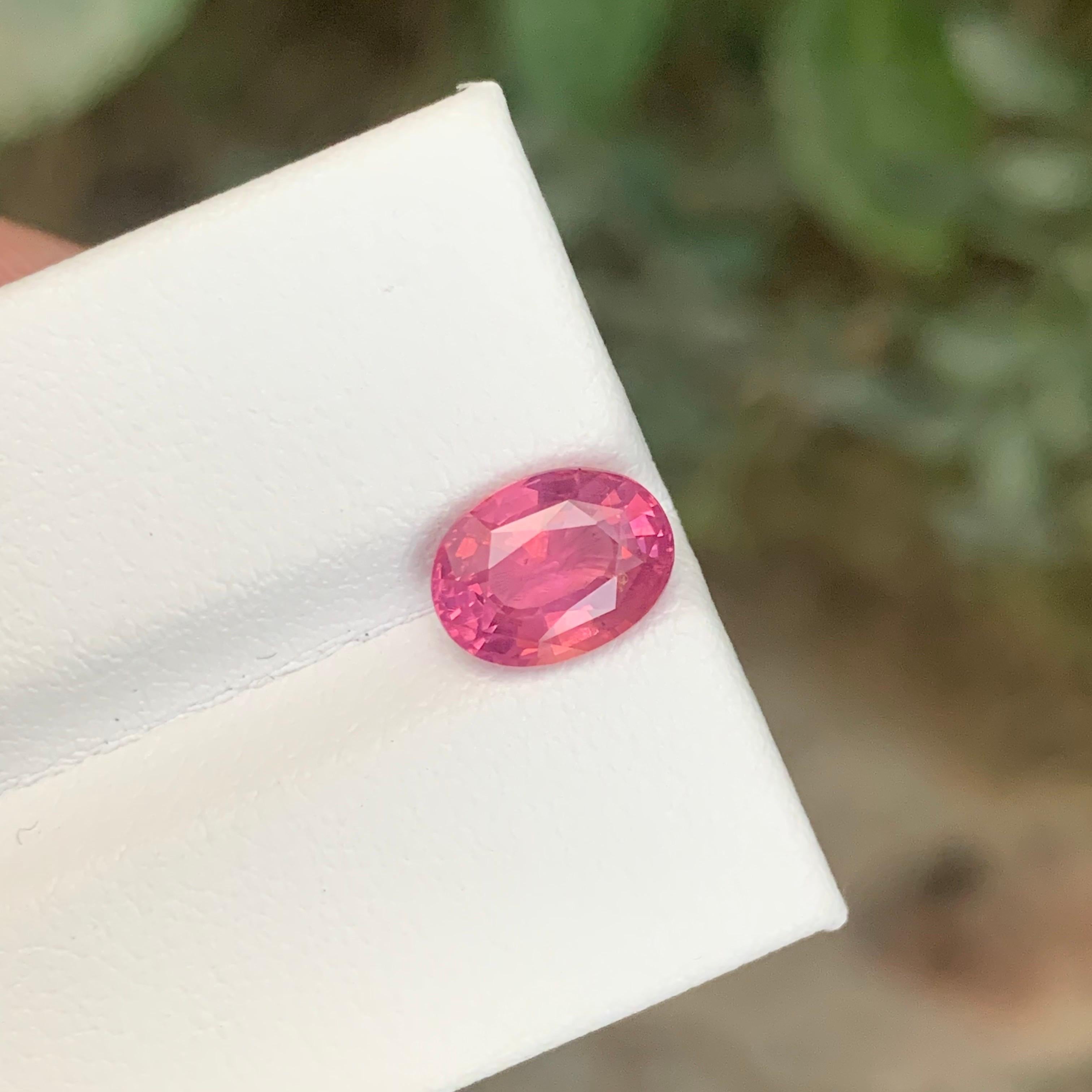 Gema natural suelta de espinela mahenge de forma ovalada certificada por AIG de 1.93 quilates Corte oval en venta