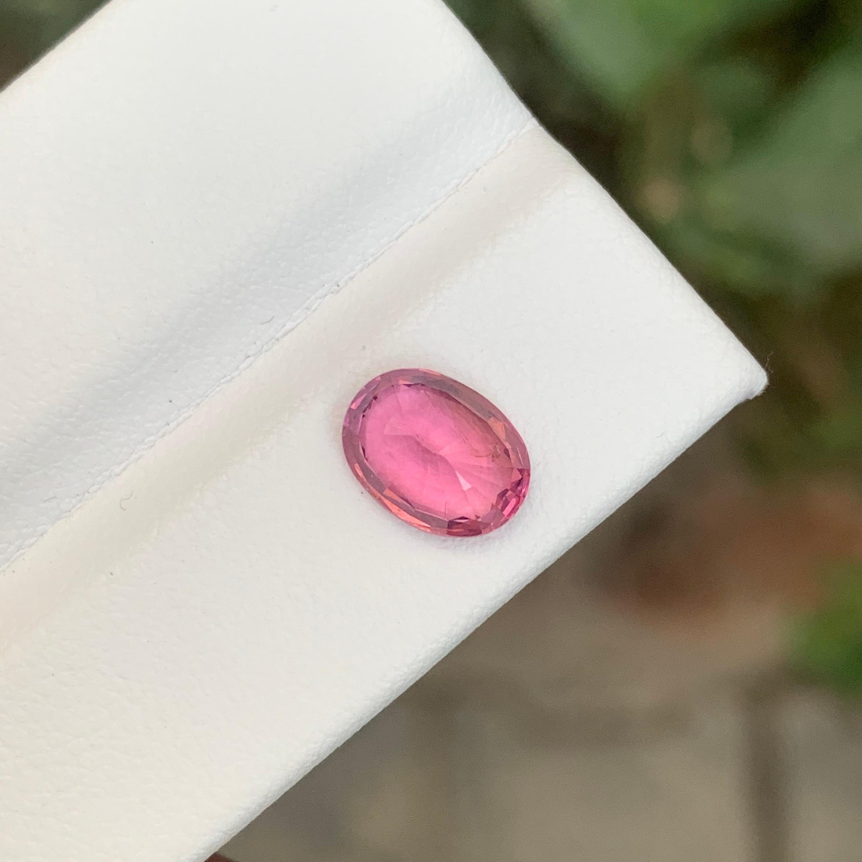 Gema natural suelta de espinela mahenge de forma ovalada certificada por AIG de 1.93 quilates en Nuevo estado para la venta en Peshawar, PK