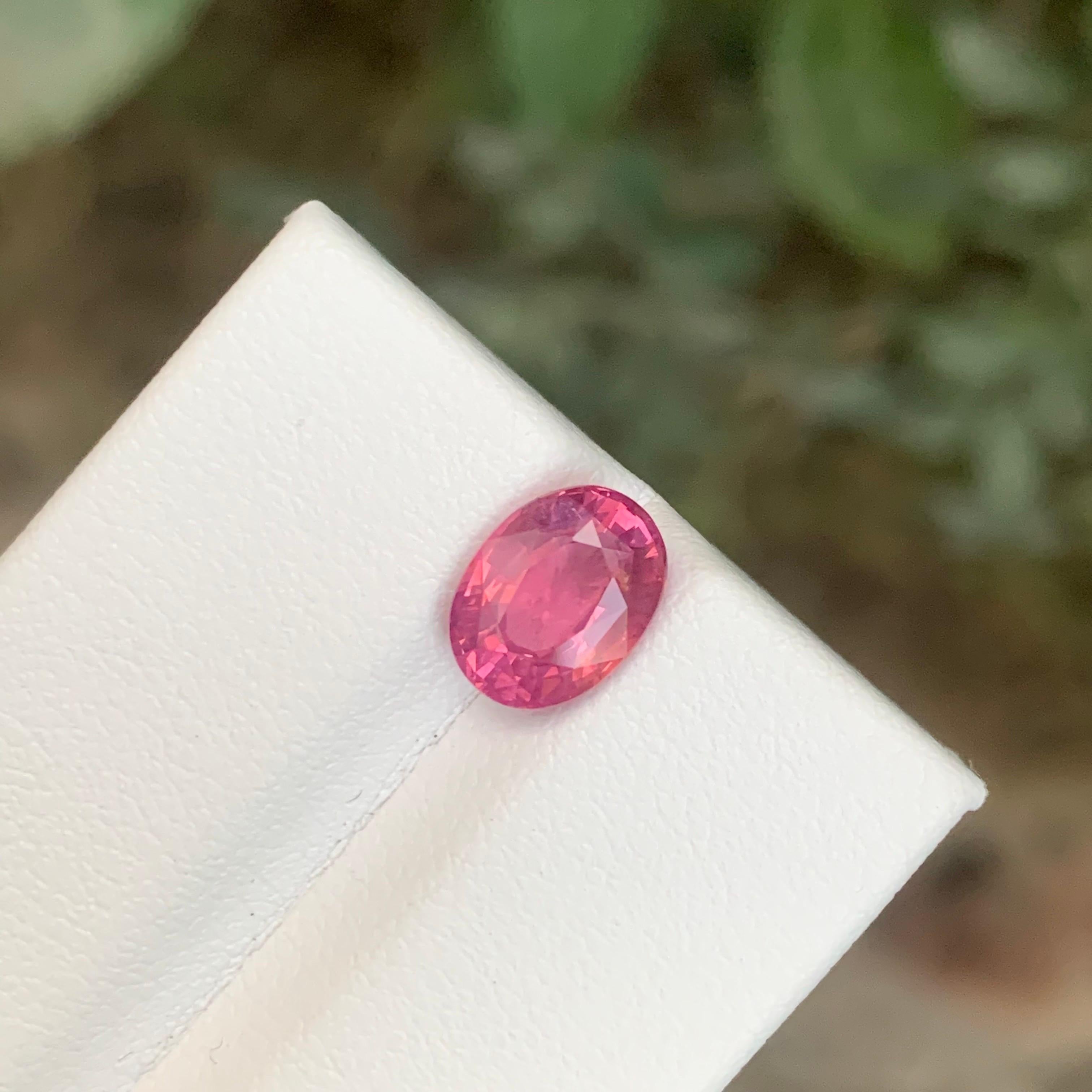 Femenino o masculino Gema natural suelta de espinela mahenge de forma ovalada certificada por AIG de 1.93 quilates en venta