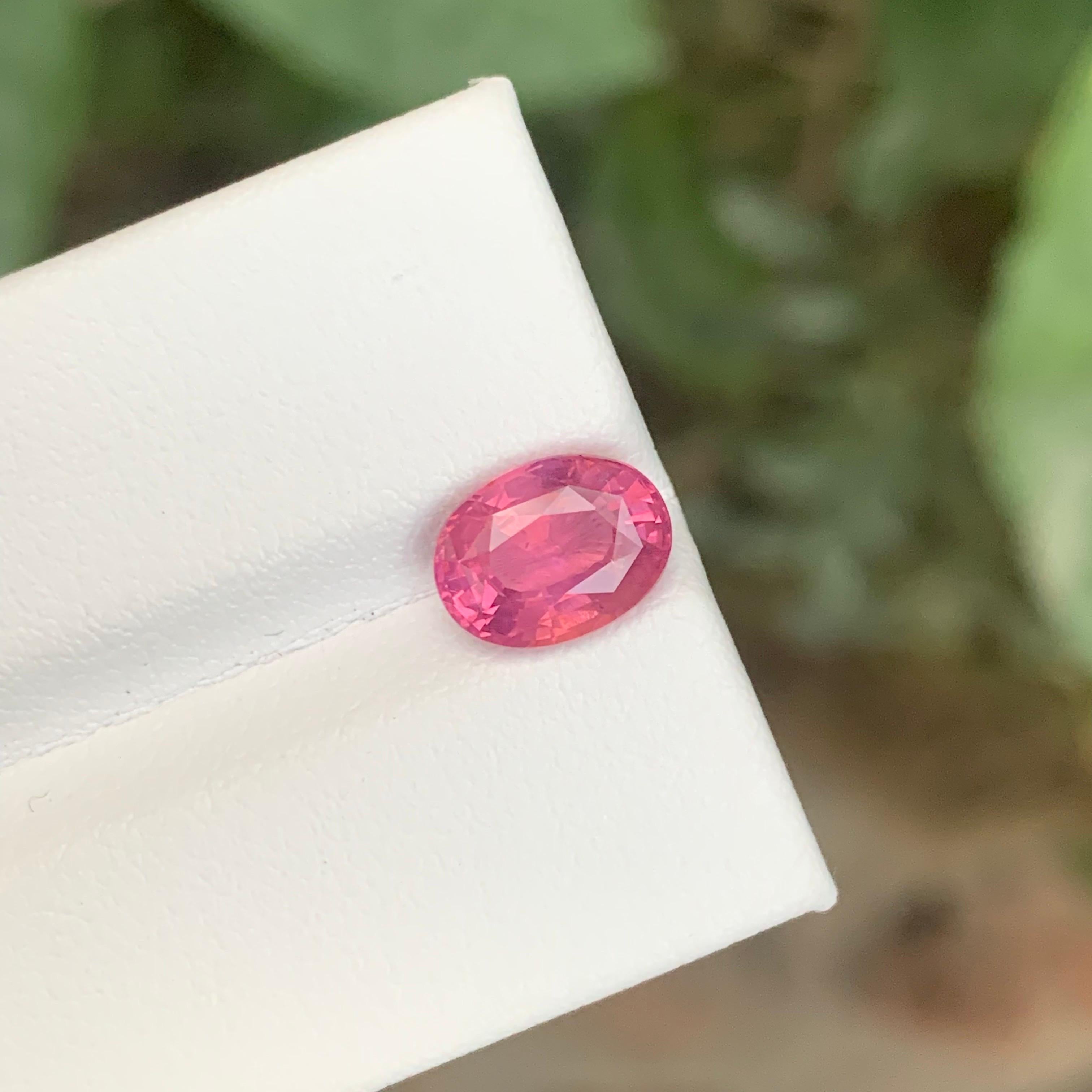 Gema natural suelta de espinela mahenge de forma ovalada certificada por AIG de 1.93 quilates en venta 1